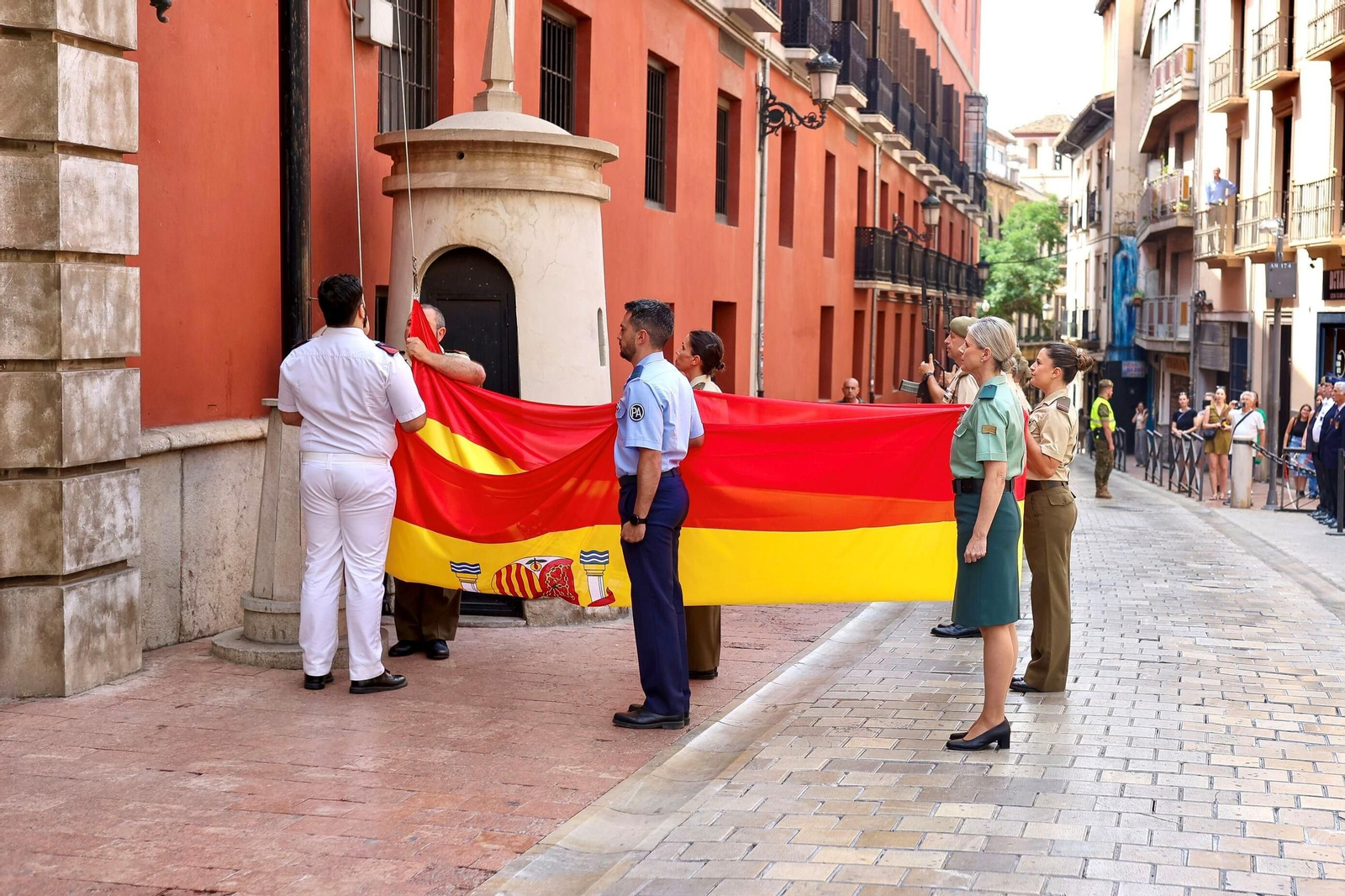 Fotos: el acto de izado de la bandera de España en Granada por el Día de las Fuerzas Armadas