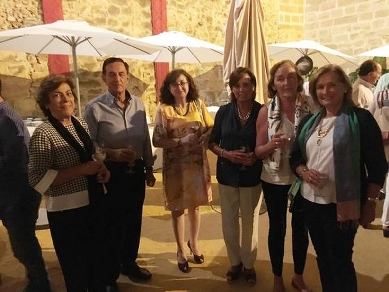 Pilar Díez, Jaime Goyanes, Carmen Cebrián, Trini Moreno, Marian Julia y María Luisa de las Heras, durante el cóctel en el Castillo de San Marcos.

Foto: Ignacio Casas de Ciria