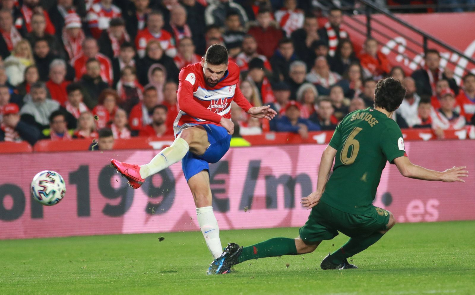 Puertas ejecuta un disparo ante la oposición de Mikel San José
