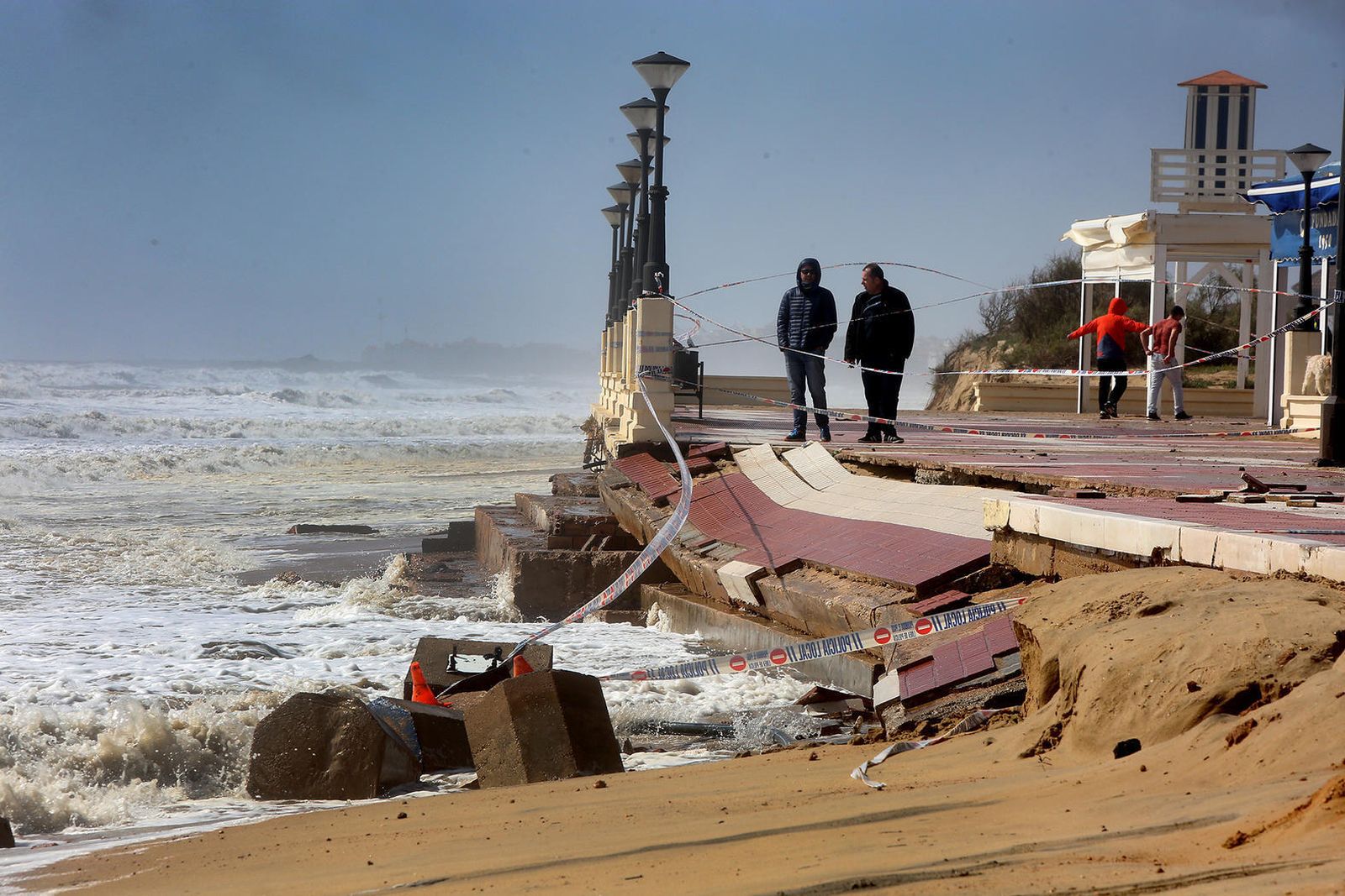 Daños en la playa central de Isla Cristina causados por el temporal en marzo.