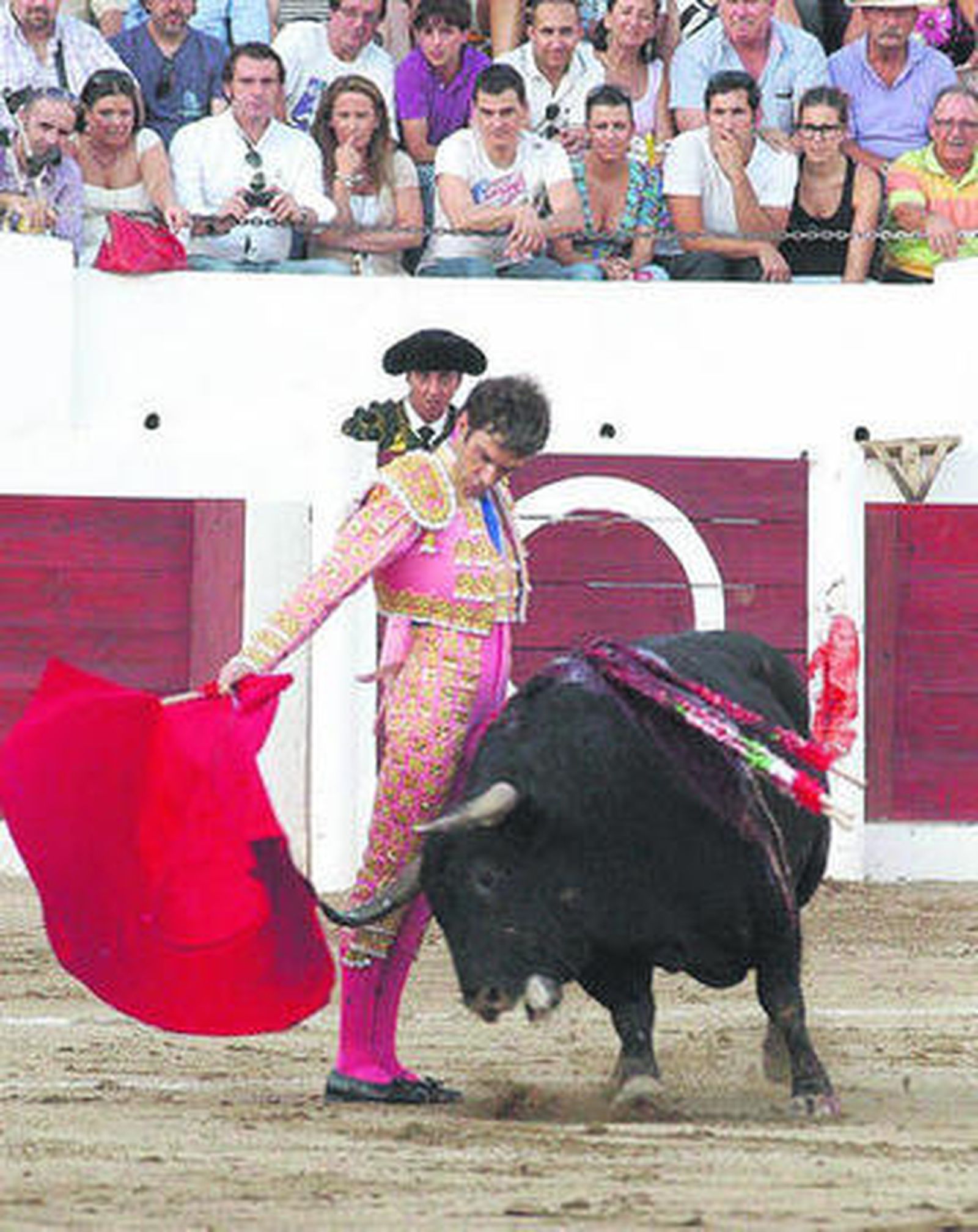 El diestro José Tomás, en un momento de la corrida, ayer en Linares.