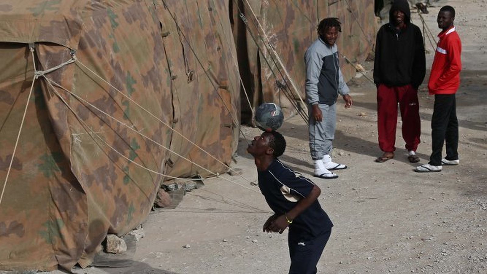 Uno de los internos del CETI juega con una pelota observado por unos compañeros, ayer.