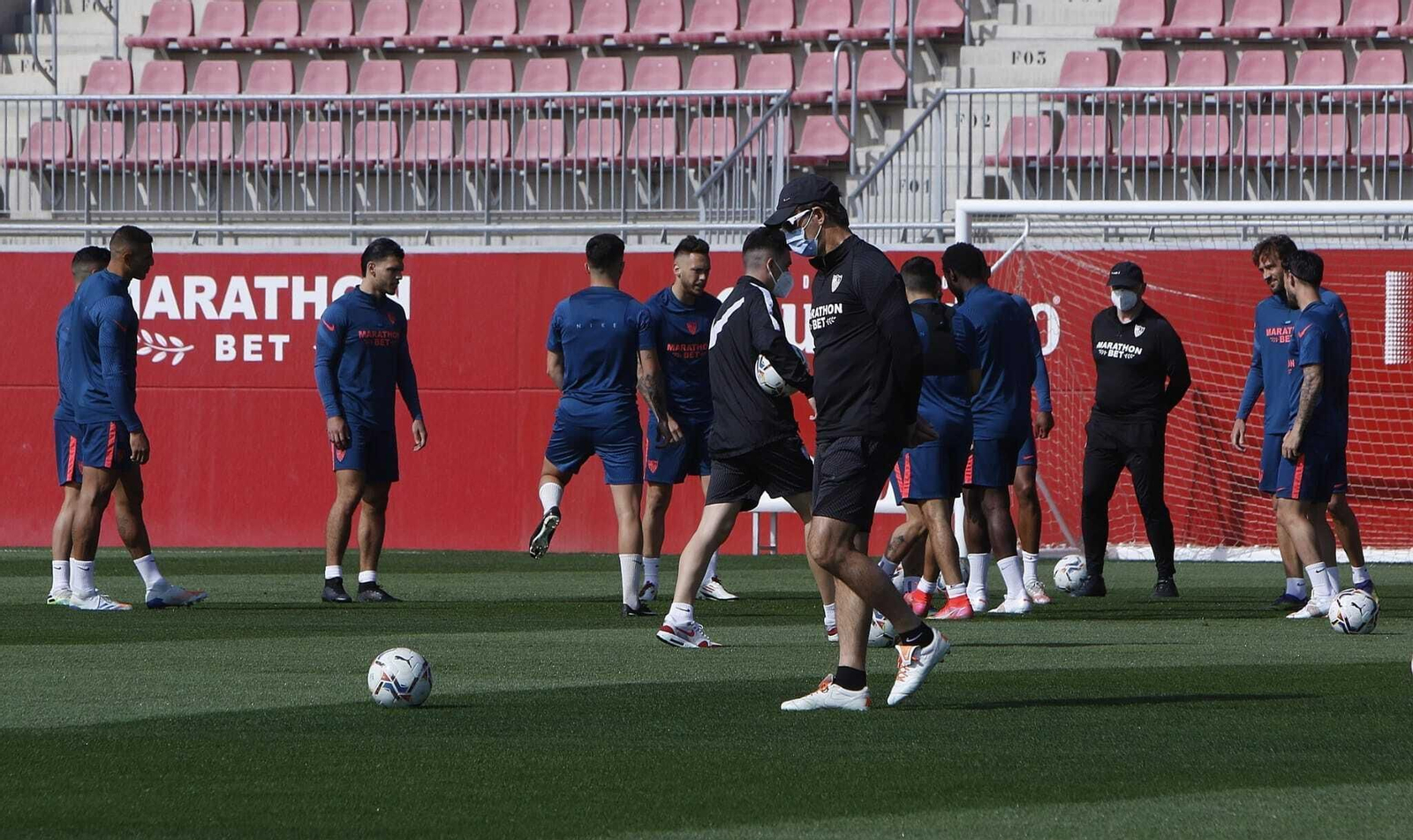 Lopetegui pasea tras un balón mientras el equipo sevillista hace un rondo.