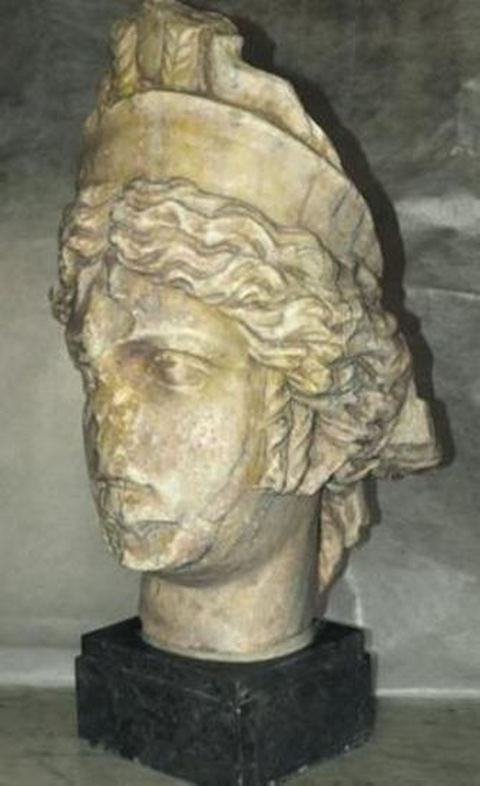 Restaurado un busto romano de la diosa Isis del Arqueológico