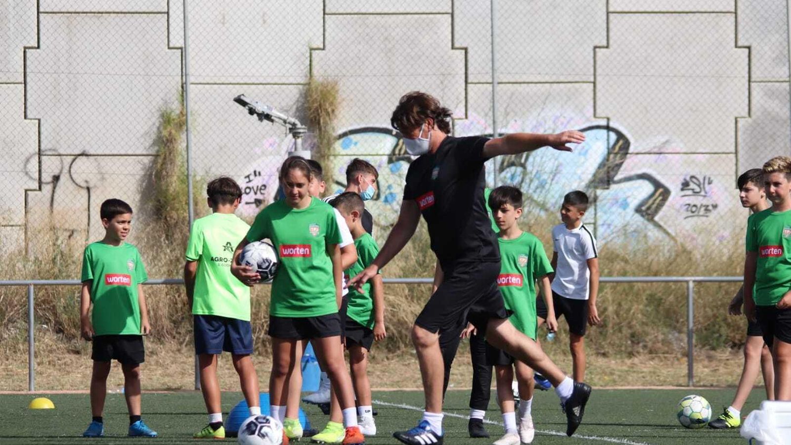 Una jugadora observa un disparo a puerta de Paco Luna. Una jugadora observa un disparo a puerta de Paco Luna.