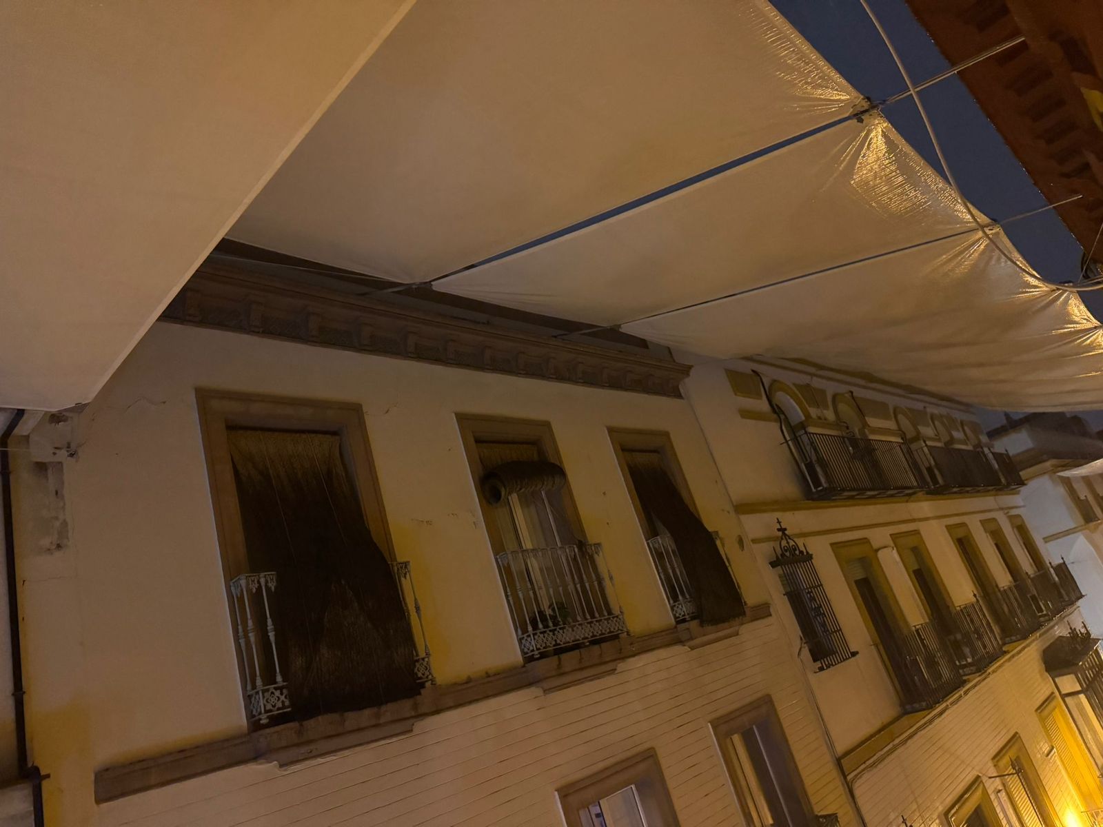 Toldos en las calles del centro de Sevilla con balsas de agua tras las intensas lluvias