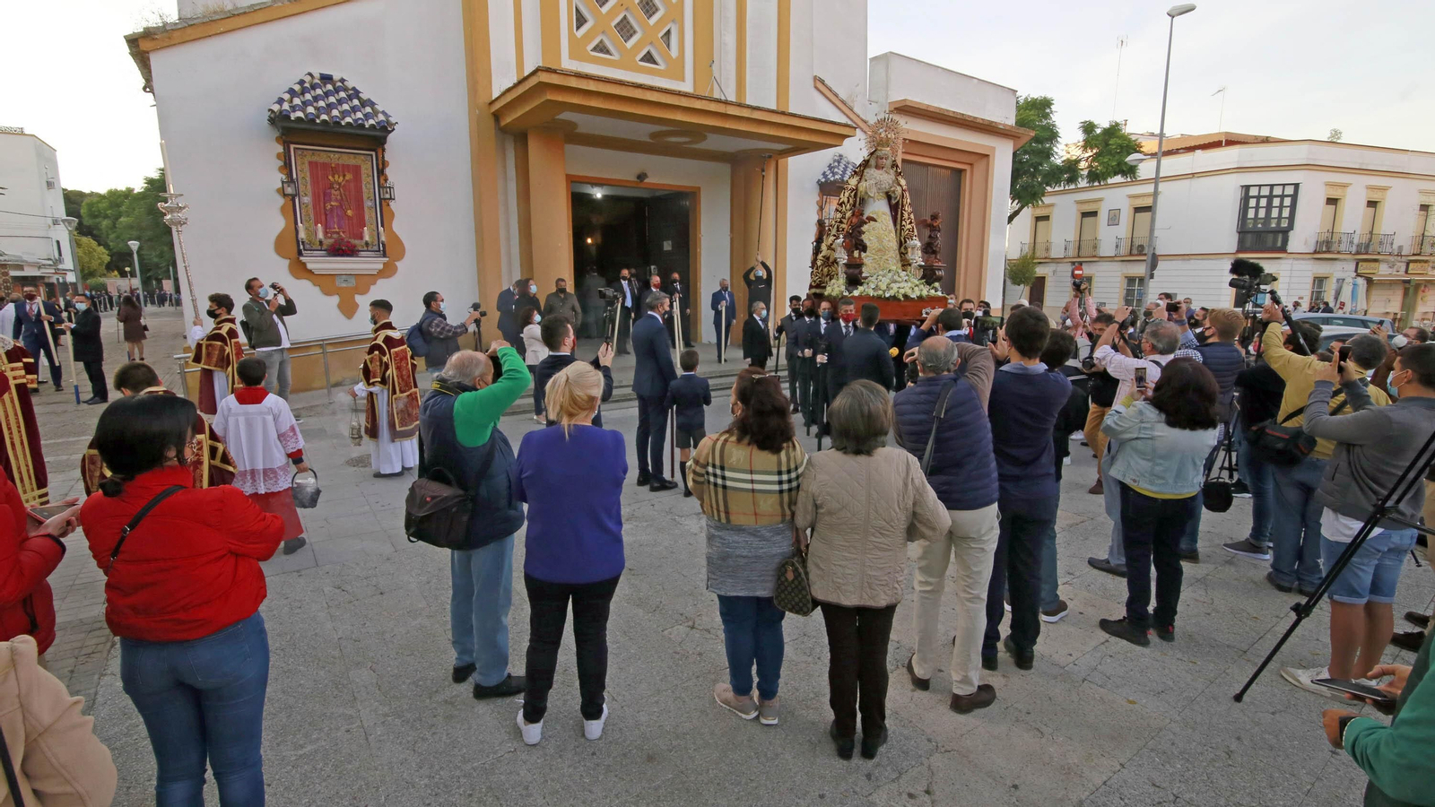 Imágenes del rosario de la Aurora de la Candelaria por los jardines de la Atalaya