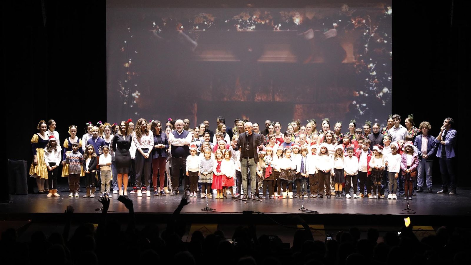 Las fotos de la Gala Solidaria de Navidad de la Escuela Municipal de Música, Danza y Teatro "Jose María Sánchez -Verdú"