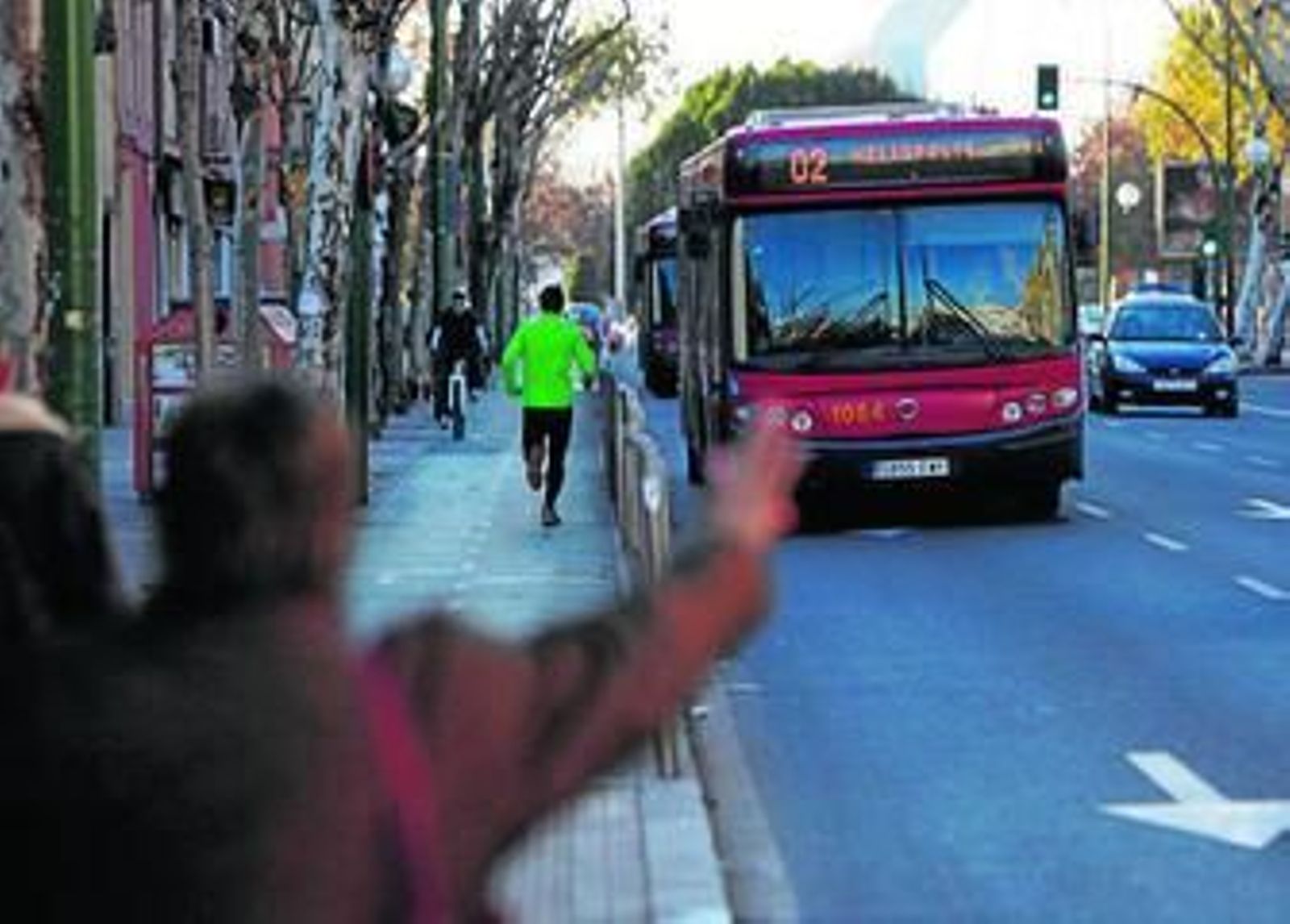 Un autobus de Tussam con el puente de la Barqueta de fondo.