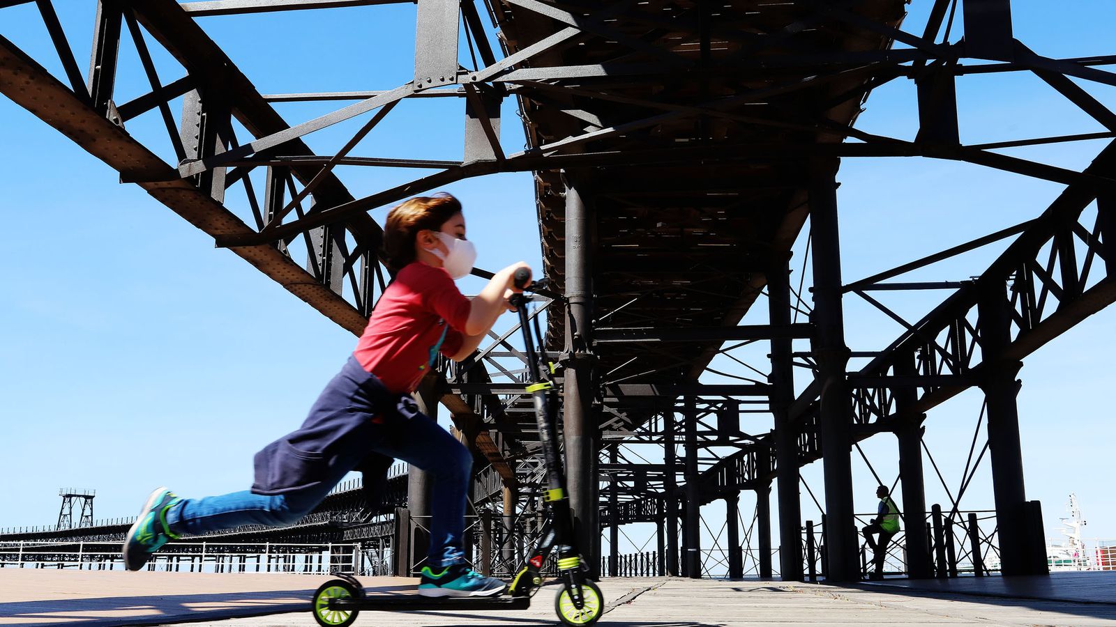 Un niño juega con su patinete el primer día que se les permitió salir de casa tras el confinamiento.