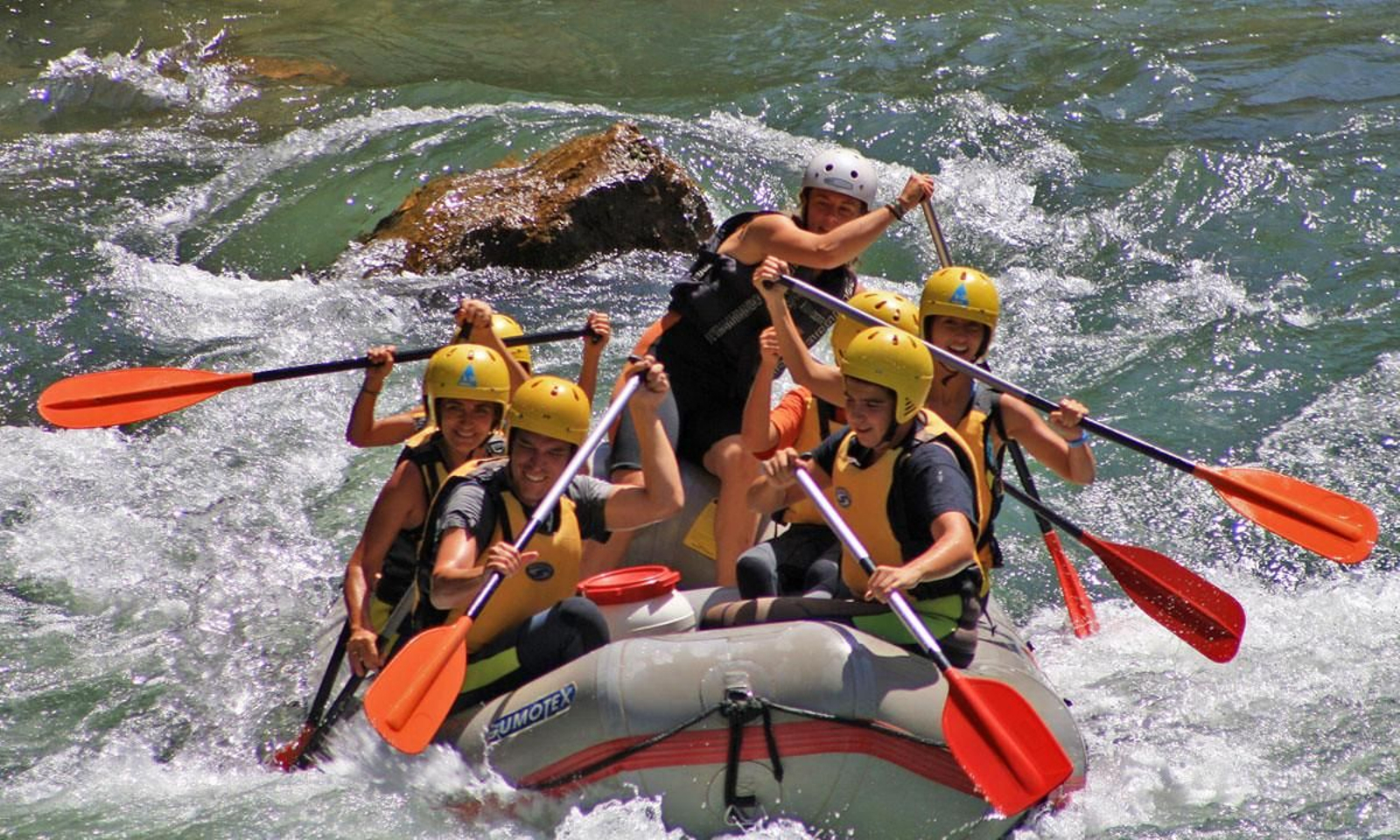 Disfruta del rafting en el río Guadalquivir incluso en familia con esta actividad para todos los públicos.
