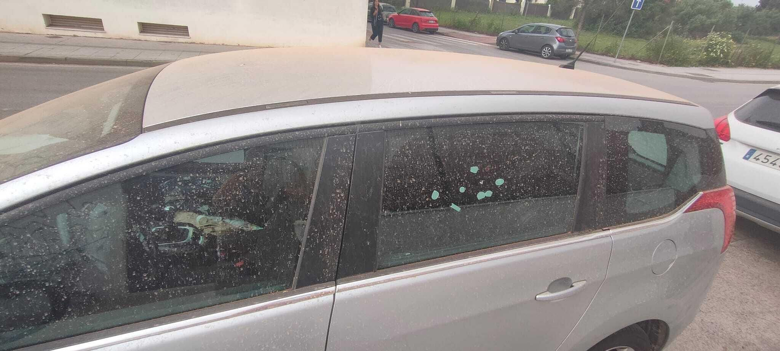 Muchos jerezanos se han encontrado sus coches sucios de barro.