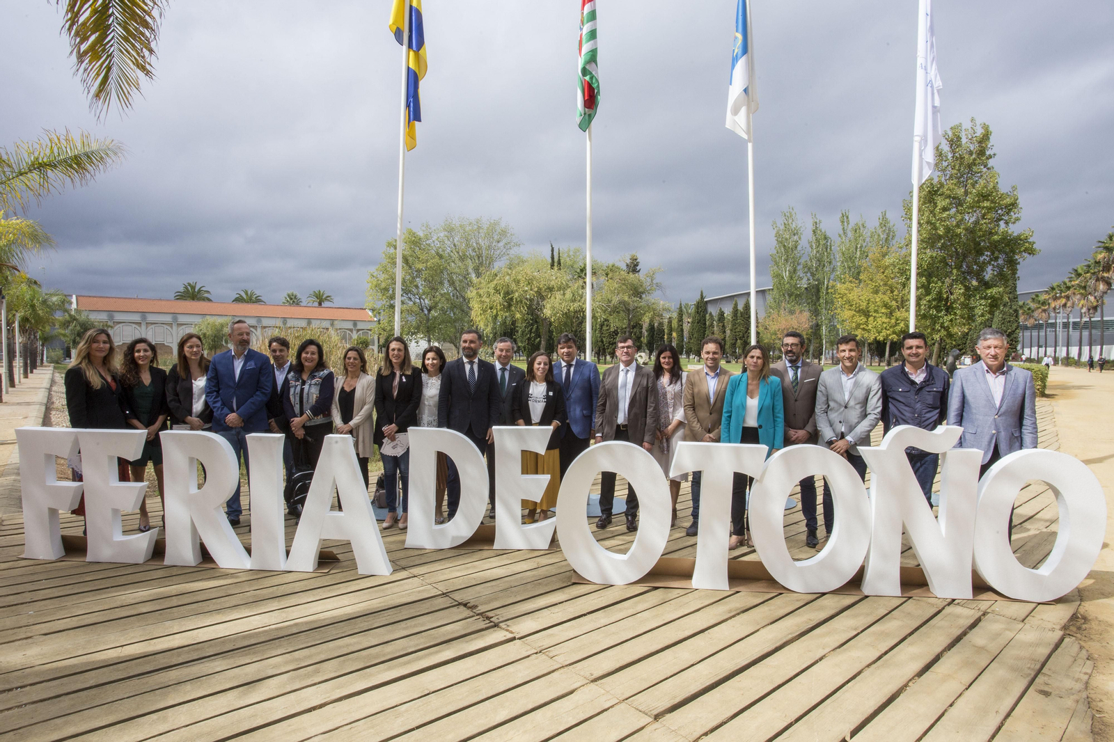 Foto de familia de todos los asistentes a la inauguración de la Feria de Otoño.