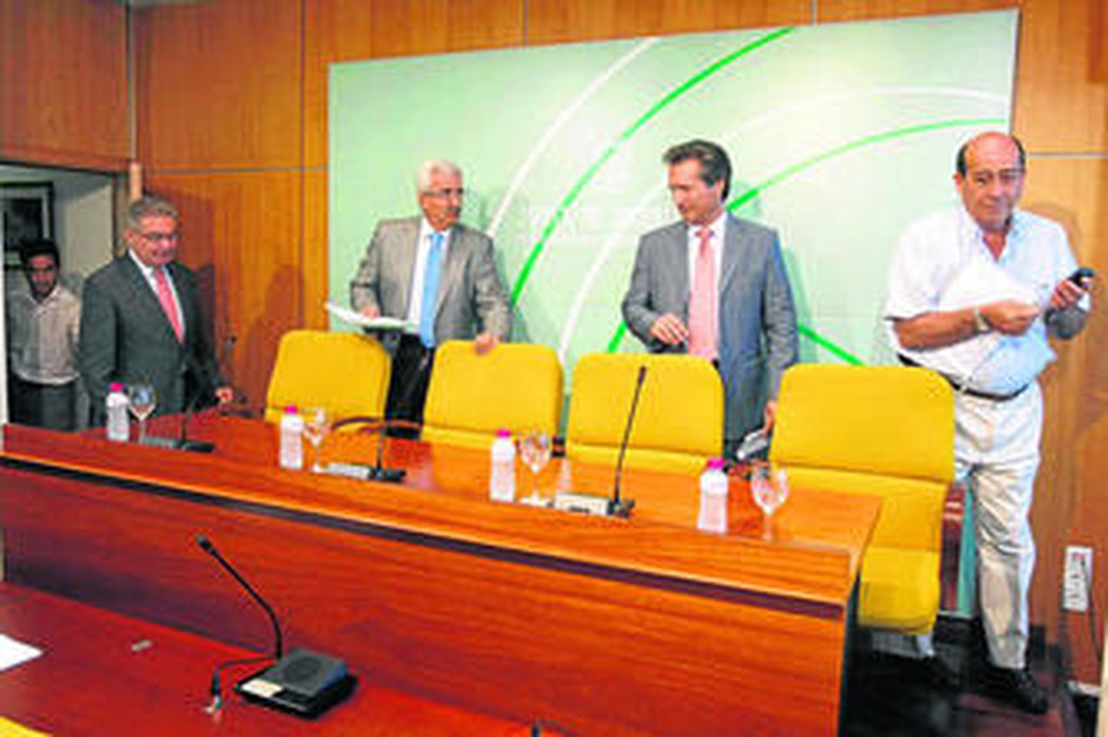 De izquierda a derecha, Pablo Lorenzo, Manuel Jiménez Barrios, Fernando Miguélez y Rafael Barra, tras la reunión mantenida ayer.