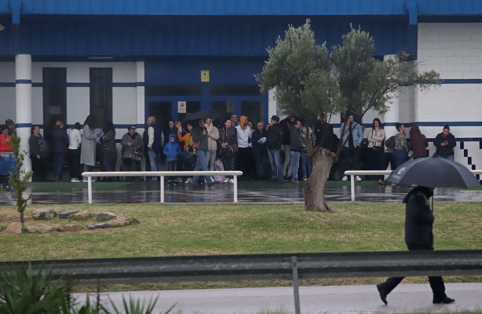 Los trabajadores de la cárcel, durante sus protestas en el acceso del centro penitenciario.