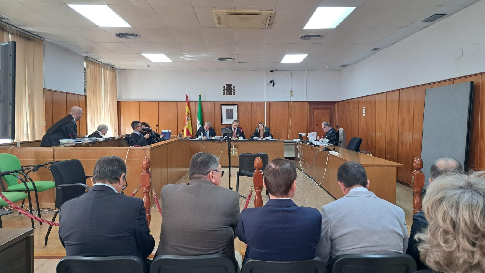 Los acusados, de espaldas, durante la primera sesión del juicio por el caso Parking