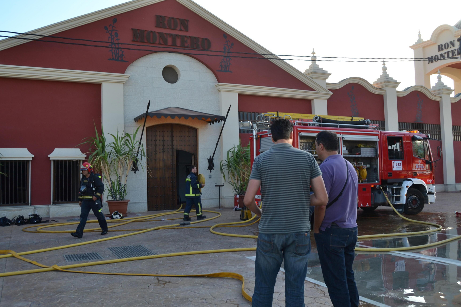 Imagen de archivo de los bomberos tras la explosión en la bodega.