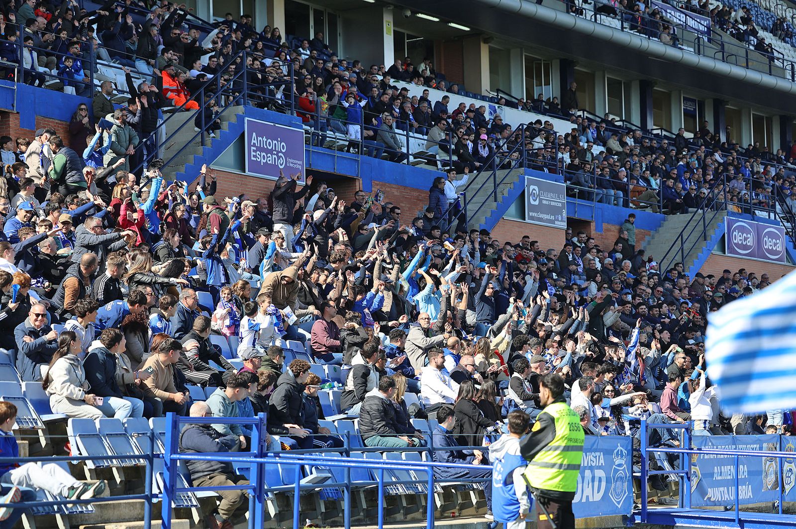 Búscate en las gradas del Nuevo Colombino en el Recre-Yeclano