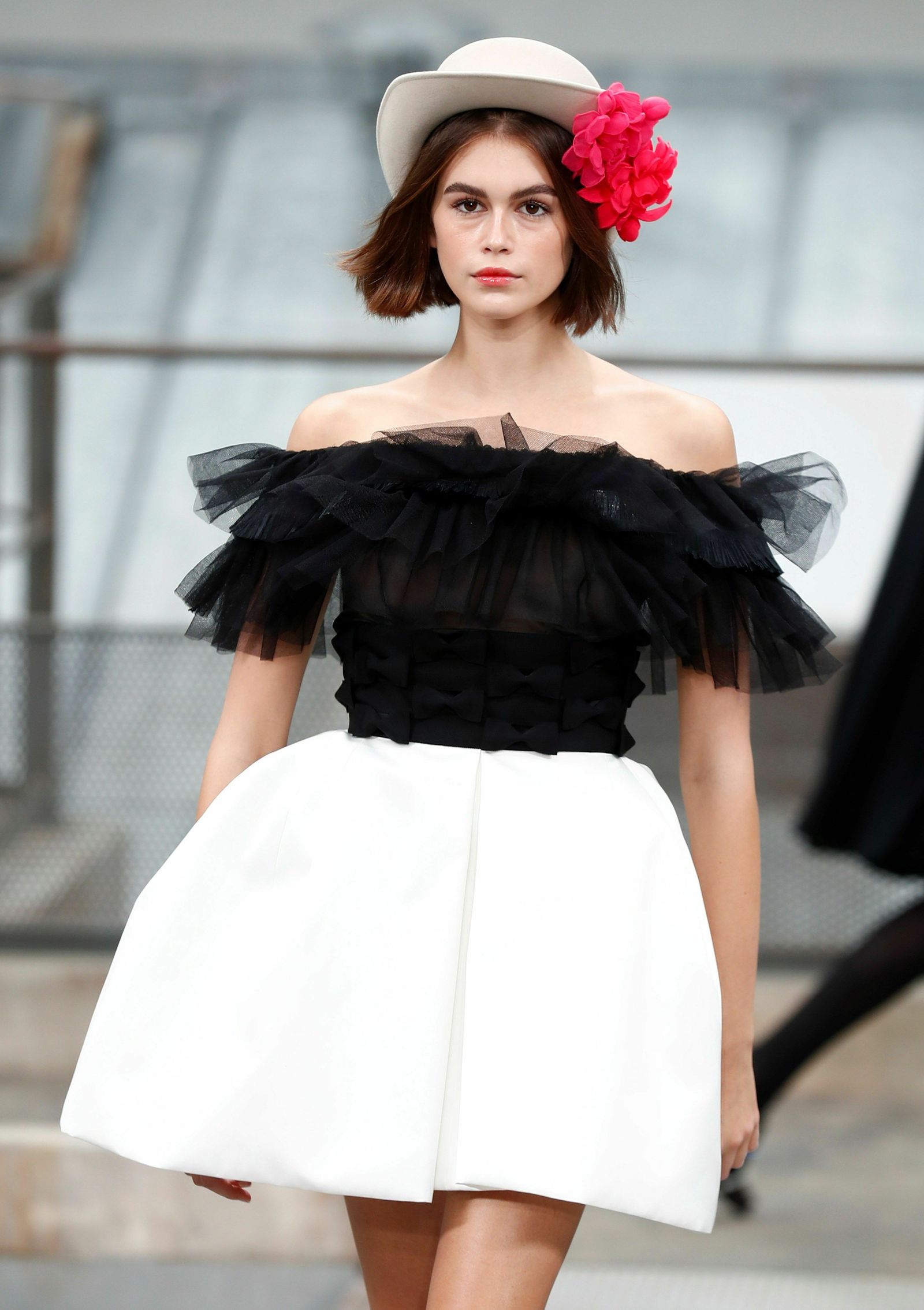 Kaia Gerber, hija de Cindy Crawford, con falda blanca y top negro de tul.