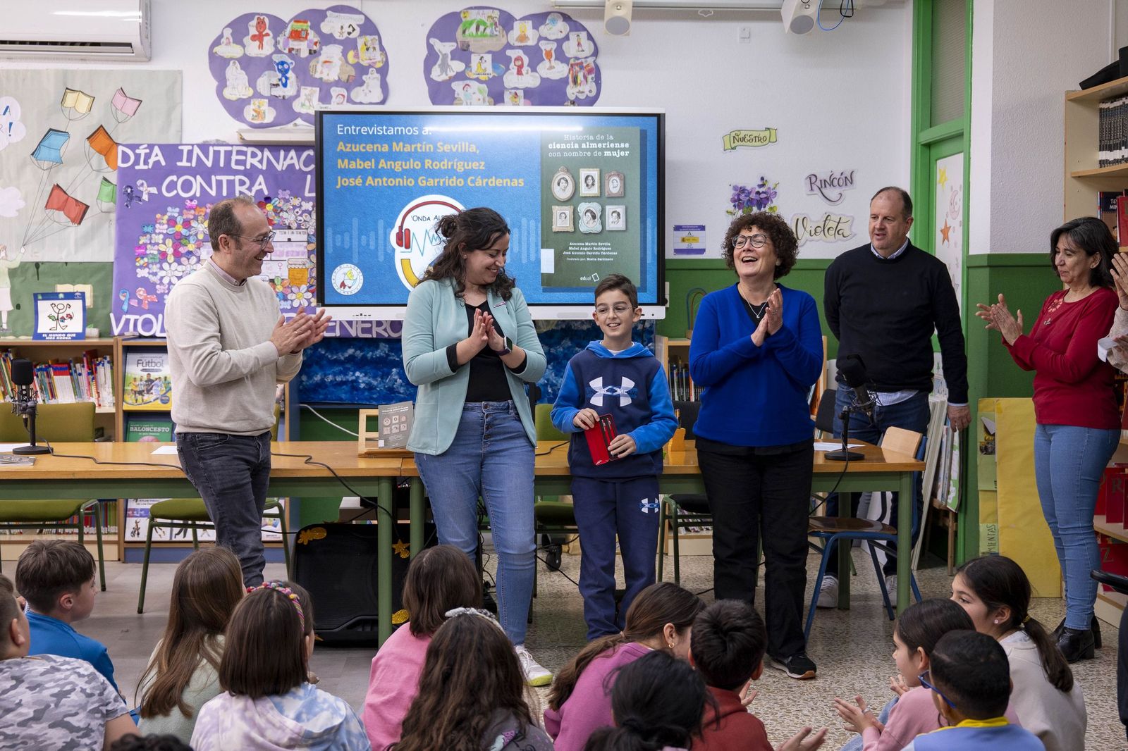 Las imágenes del estreno de la radio escolar 'Onda Alberti' y su primer programa dedicado a la ciencia