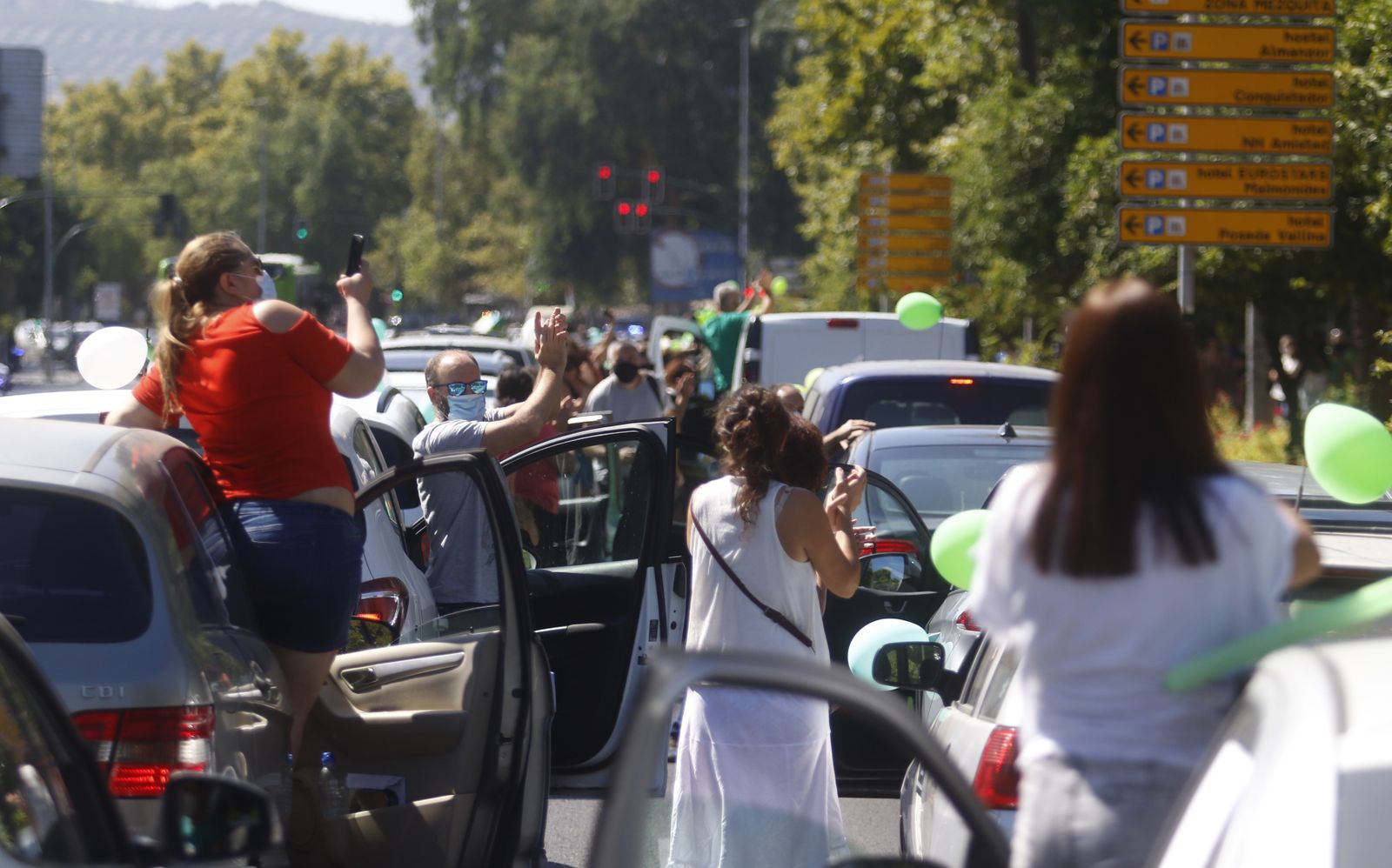 La caravana por una vuelta al cole segura en Córdoba, en fotos