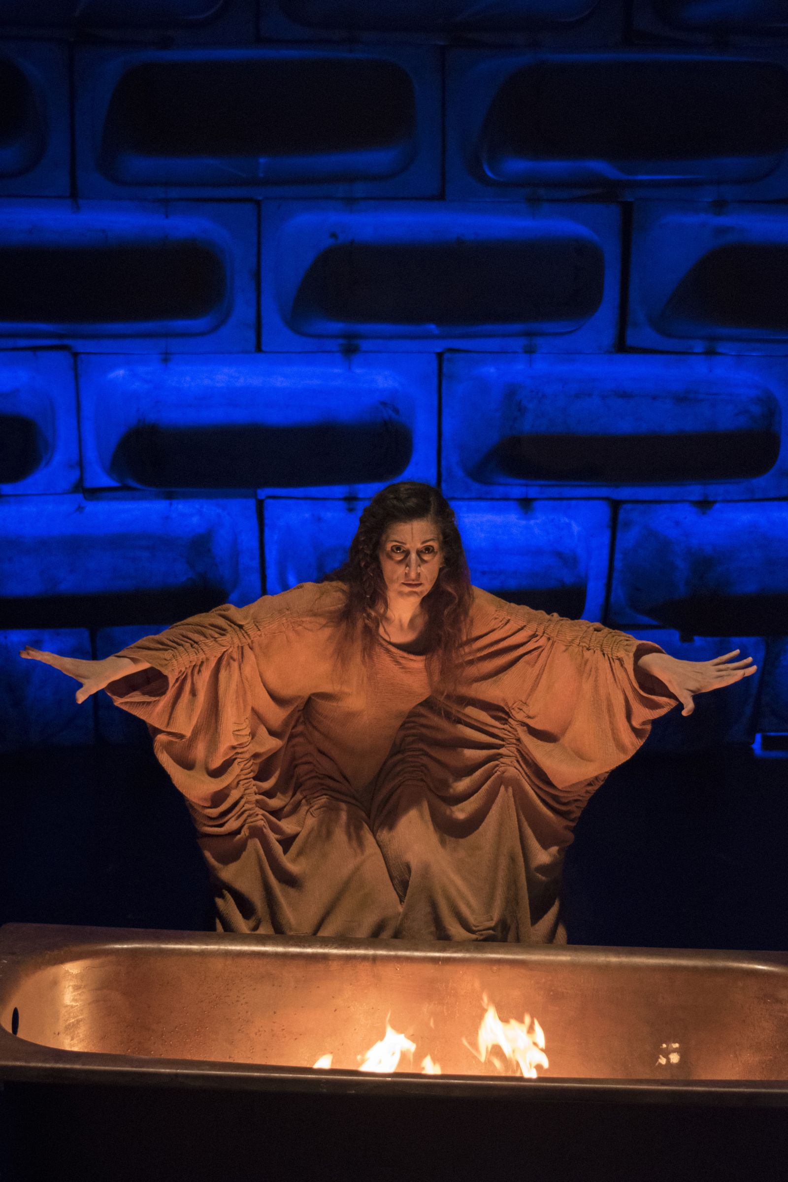 Un ejemplo de las sugestivas imágenes generadas por las bañeras en el montaje de 'Elektra.25'.