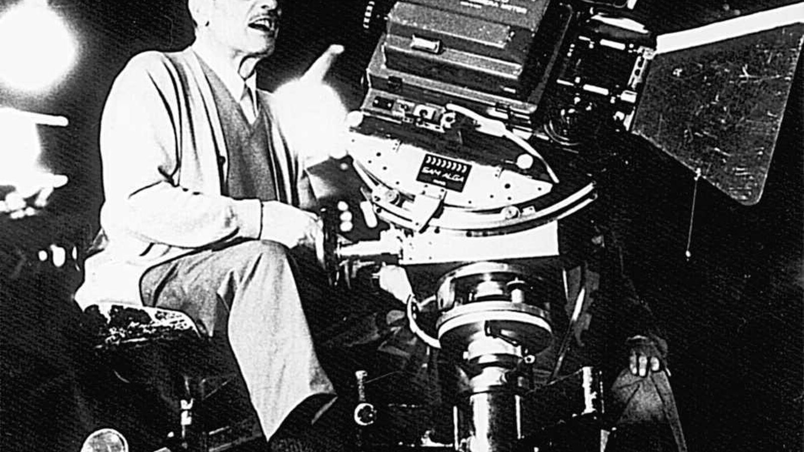 El director de cine Luis  Buñuel  durante un rodaje.