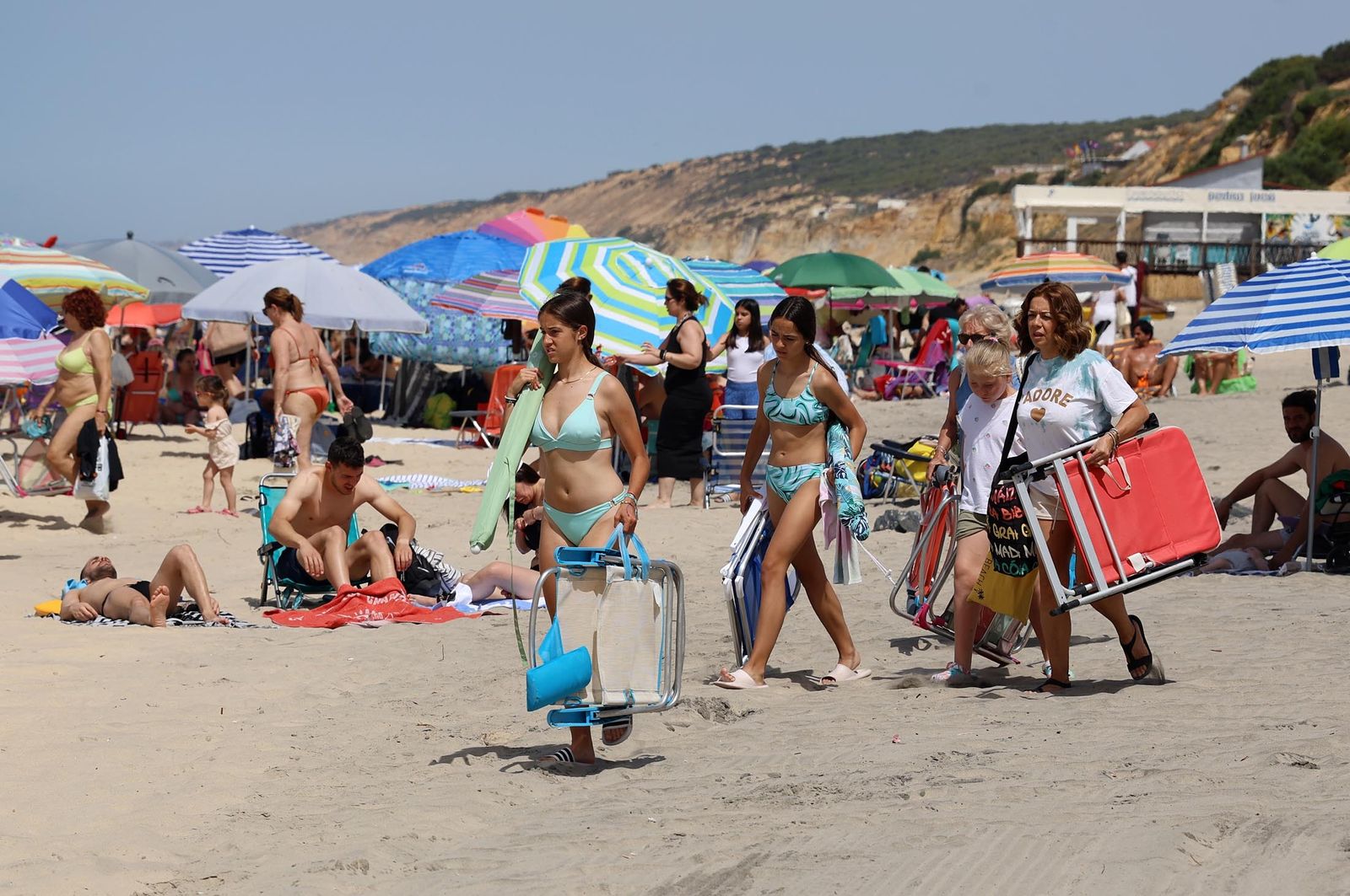 Imágenes del ambiente en las playas de Matalascañas, La Bota y Mazagón durante la mañana del domingo