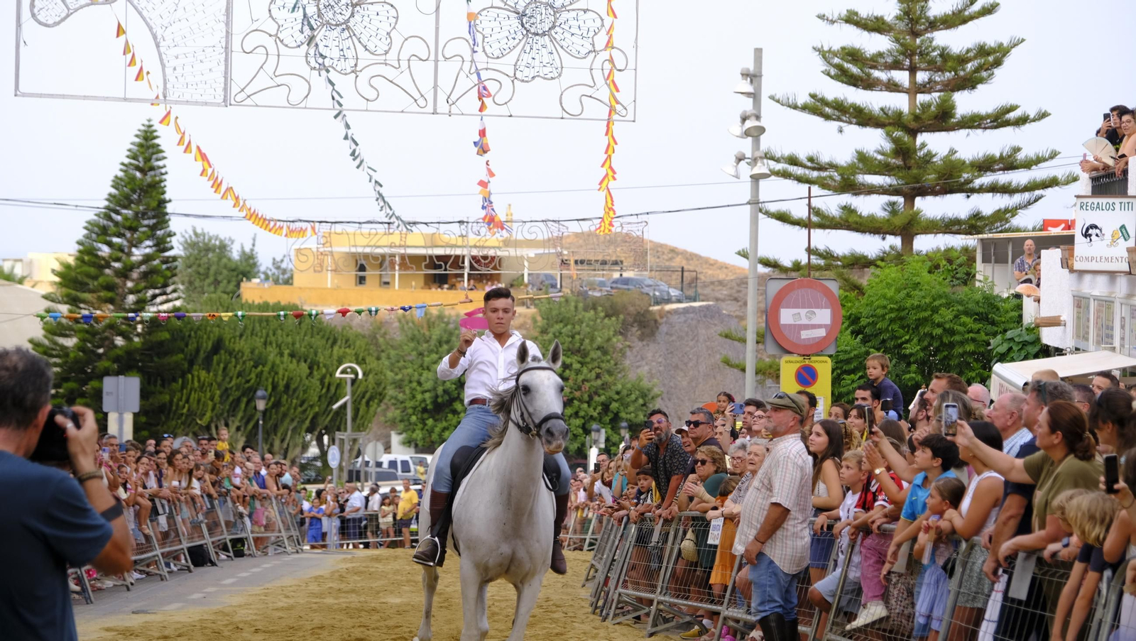 La popular carrera de cintas a caballo de las Fiestas de Mojácar, en imágenes