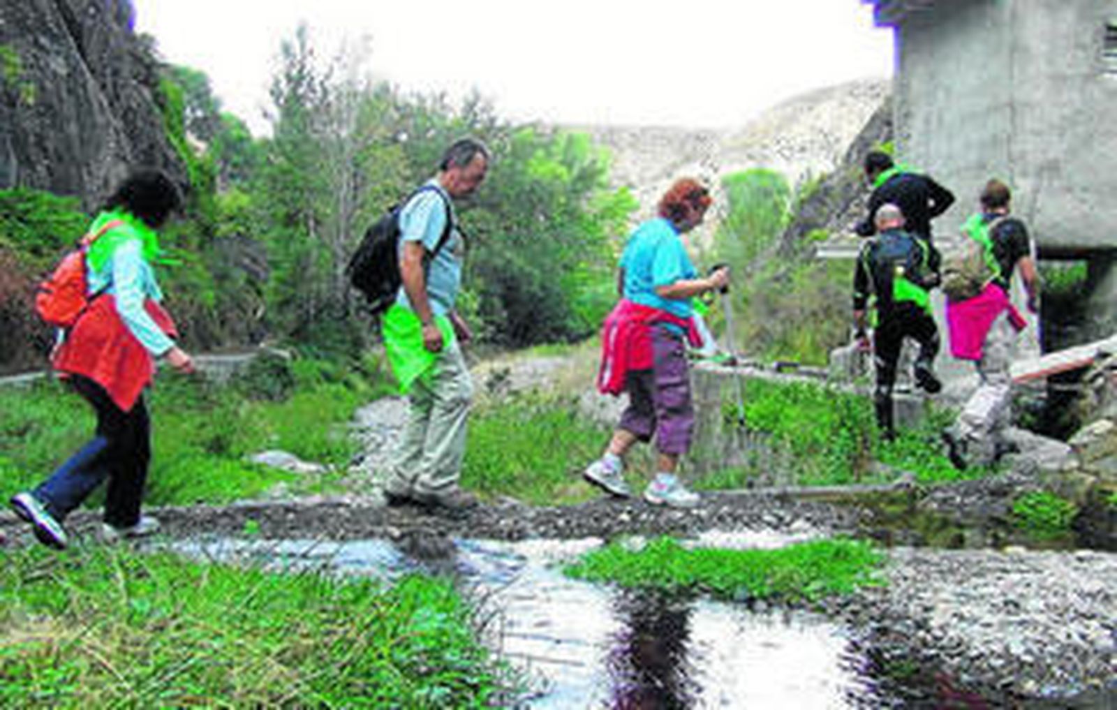 Senderistas por la ruta de la Cerrá en la sierra de Tíjola