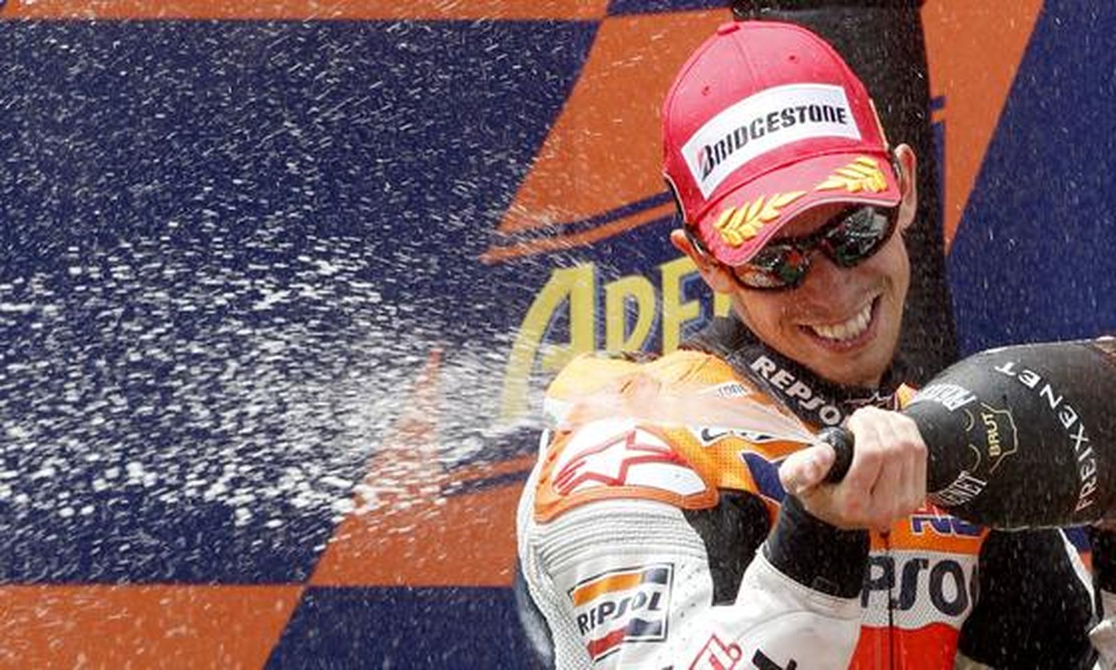 Stoner hace valer el poderío de su moto y se lleva el Gran Premio de Cataluña. / Reuters