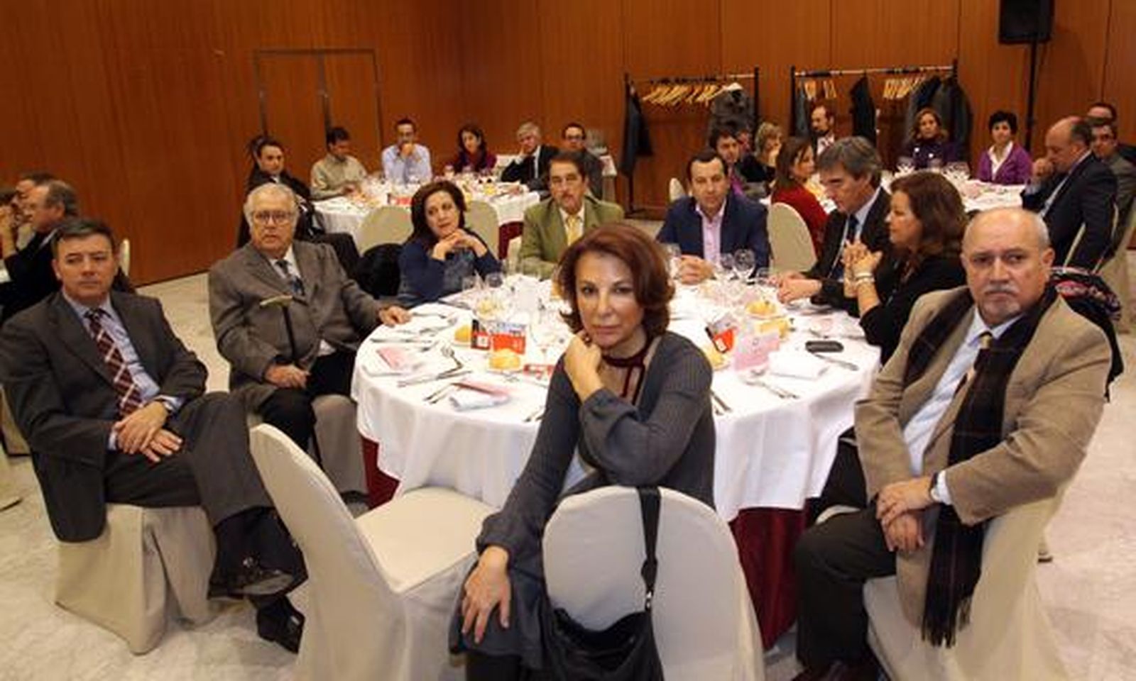 Juan L. Navarro; el pintor Eugenio Chicano; Mariluz Reguero; José Prado, presidente de la Asociación de Constructores y Promotores; José L. Ruiz; Fernando Arcas; Inmaculada Pérez-Vera; Diego Rodríguez y Paz Sánchez.

Foto: S. Camacho· Migue Fernandez
