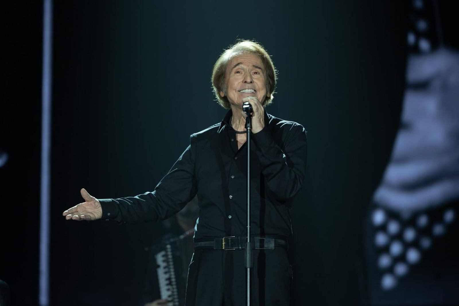 Así se disfruta en Jaén del concierto de Raphael, "Raphaelísimo"