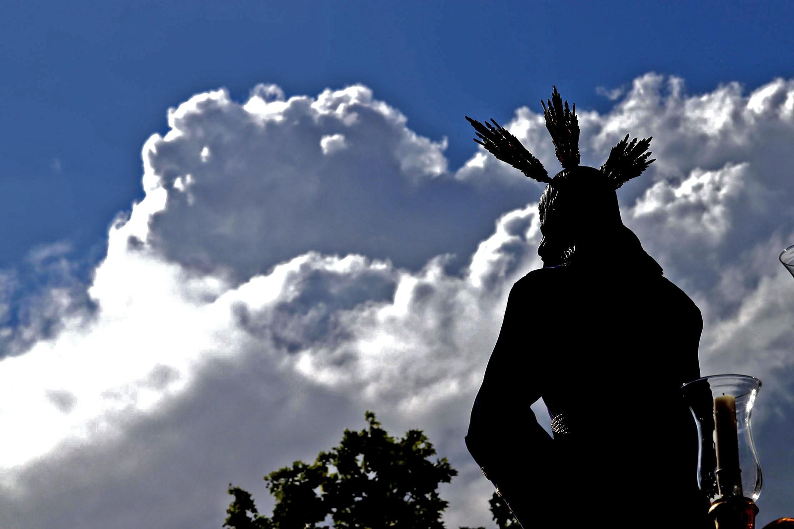 Imágenes del recorrido de la Hermandad del Cristo Cautivo de Huelva