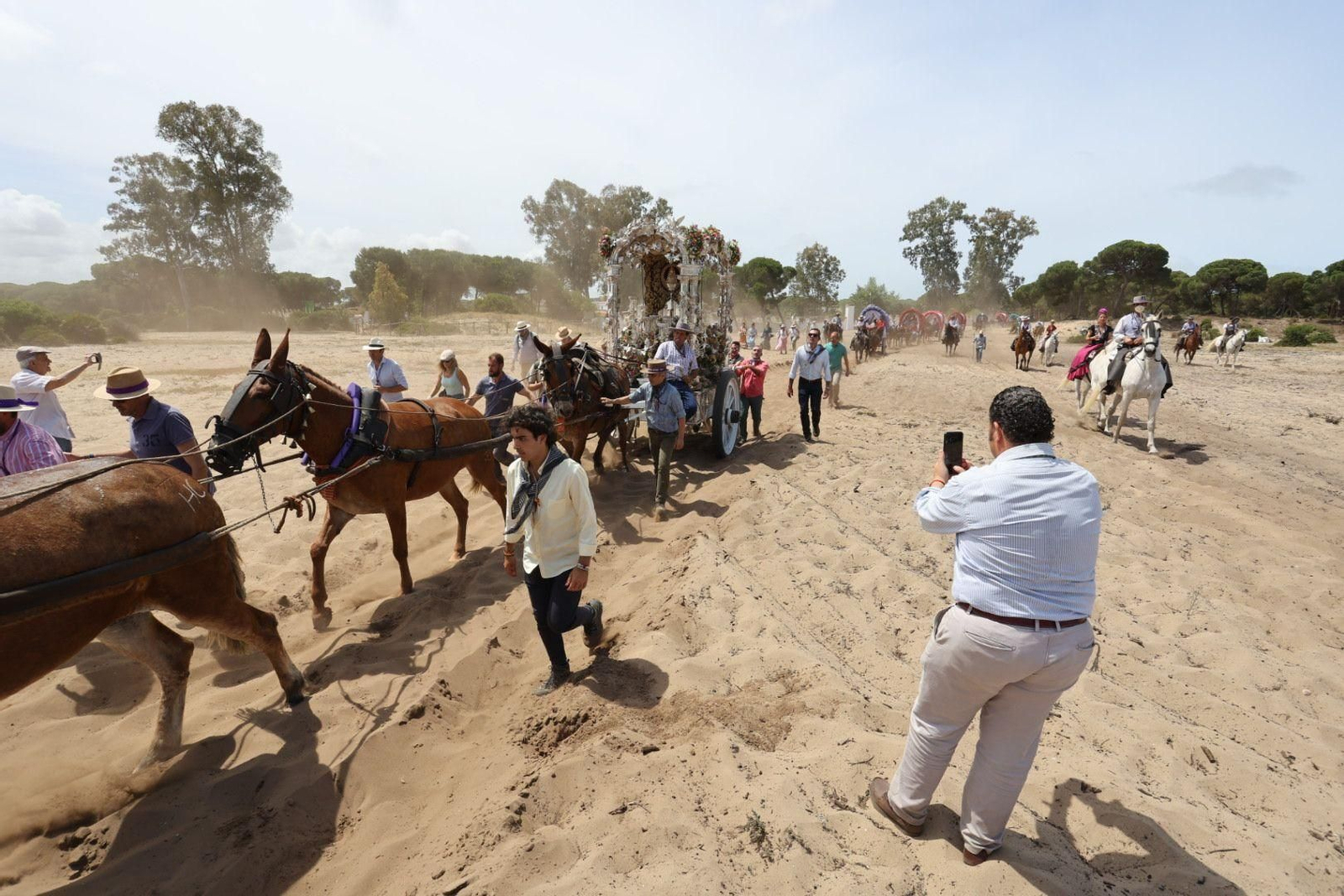 Imágenes de la Hermandad del Rocío de Jerez el jueves por el Coto