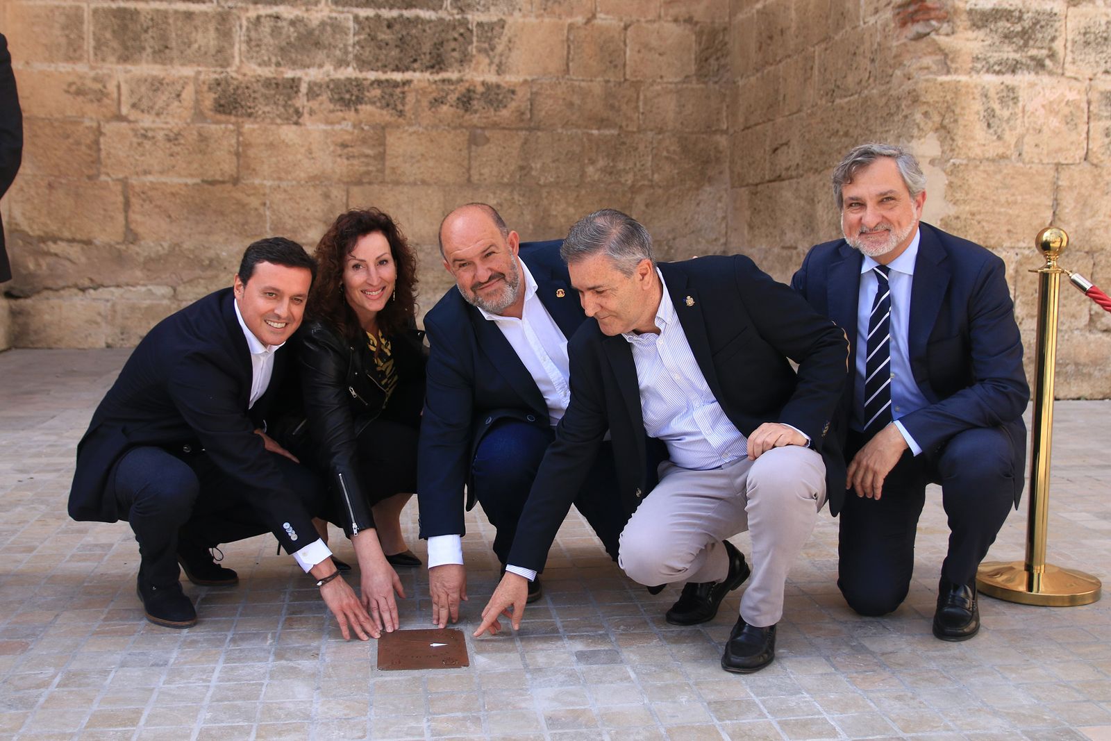 Las autoridades junto a la placa descubierta en la plaza de la Catedral