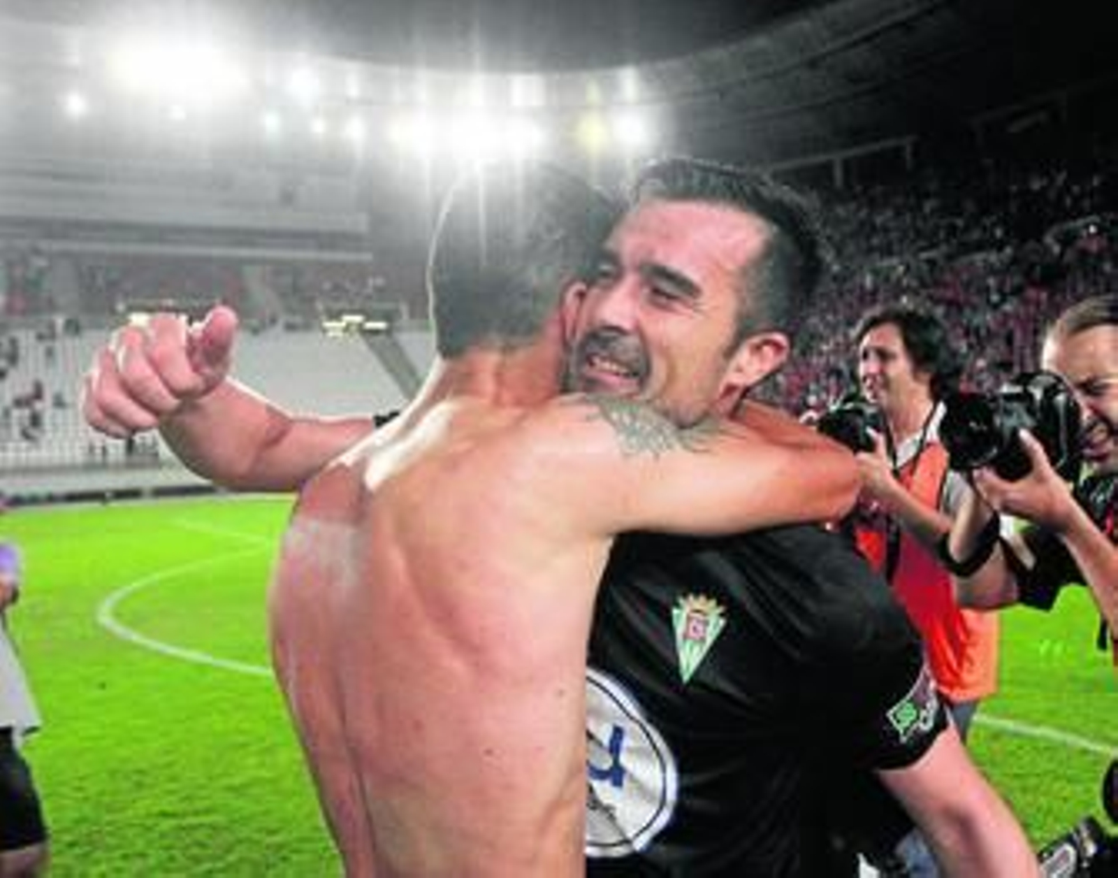 López Garai se abraza emocionado a Iago Bouzónj al término del partido en la Nueva Condomina.