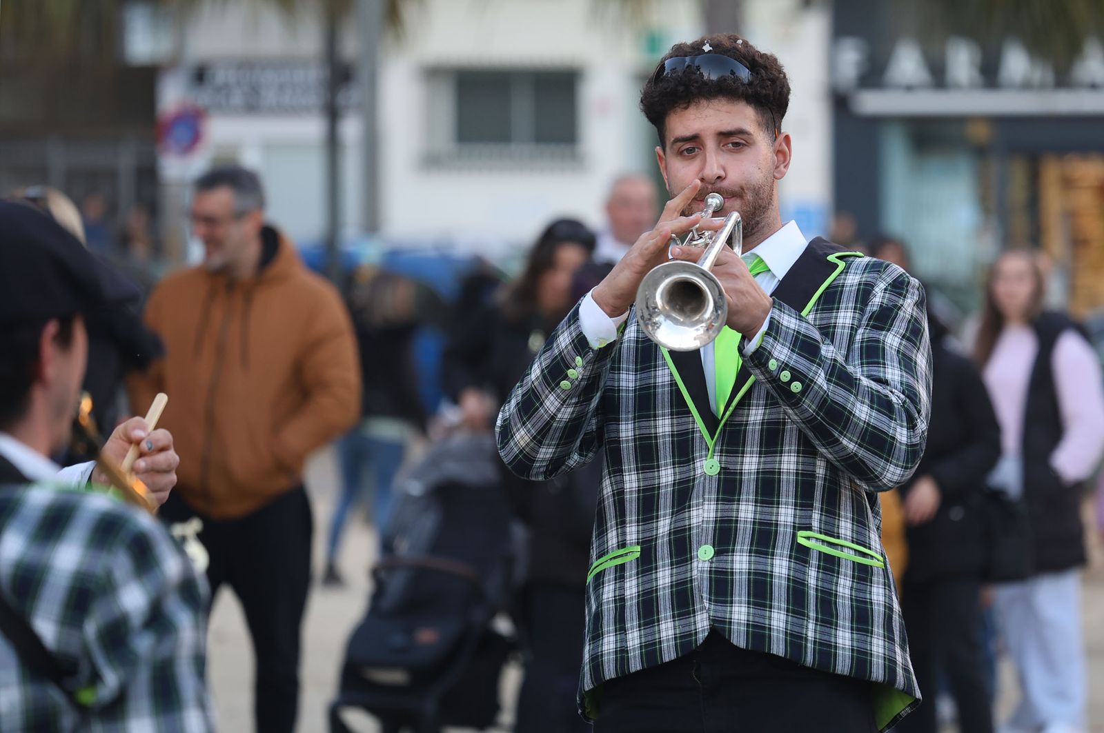 Imágenes del paje Real de SSMM los Reyes Magos recogiendo las cartas de los niños y niñas de Huelva en la plaza Houston