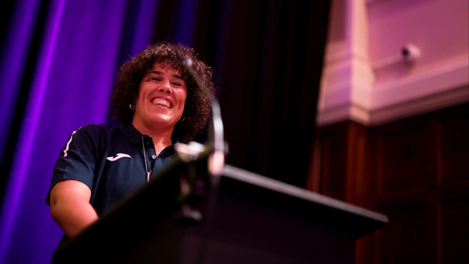 Laura Delgado, capitana de España, durante la ceremonia de apertura de la Copa Mundial de Rugby Femenina en los Jardines del Museo de York.