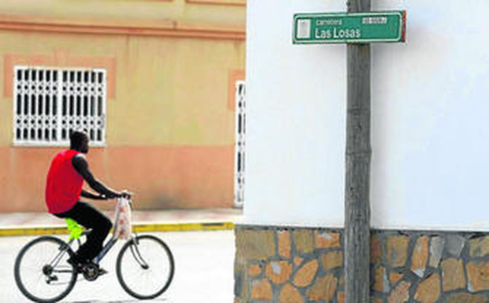 El cuerpo de la mujer estaba tendido sobre el suelo en la carretera de Las Losas de Roquetas.