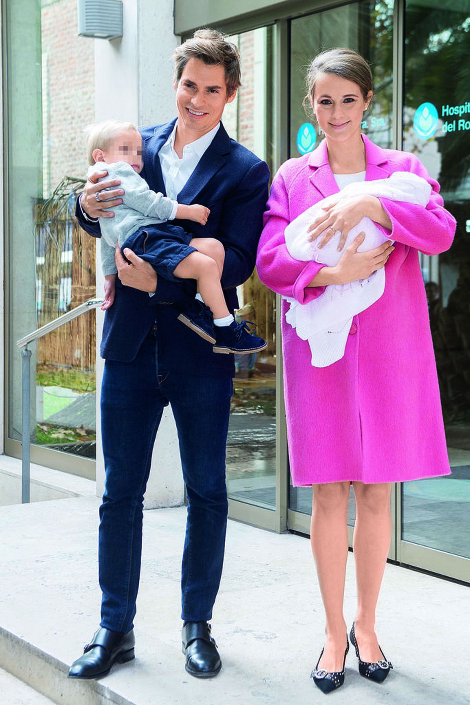 Carlos Baute, con su mujer Astrid, y los dos hijos que tiene con ella.