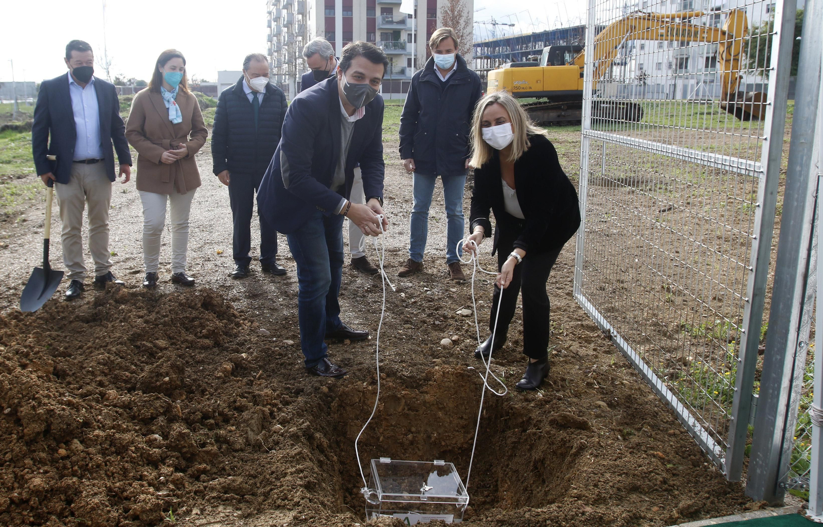 El alcalde y la consejera dan comienzo a las obras de la promoción. El alcalde y la consejera dan comienzo a las obras de la promoción.