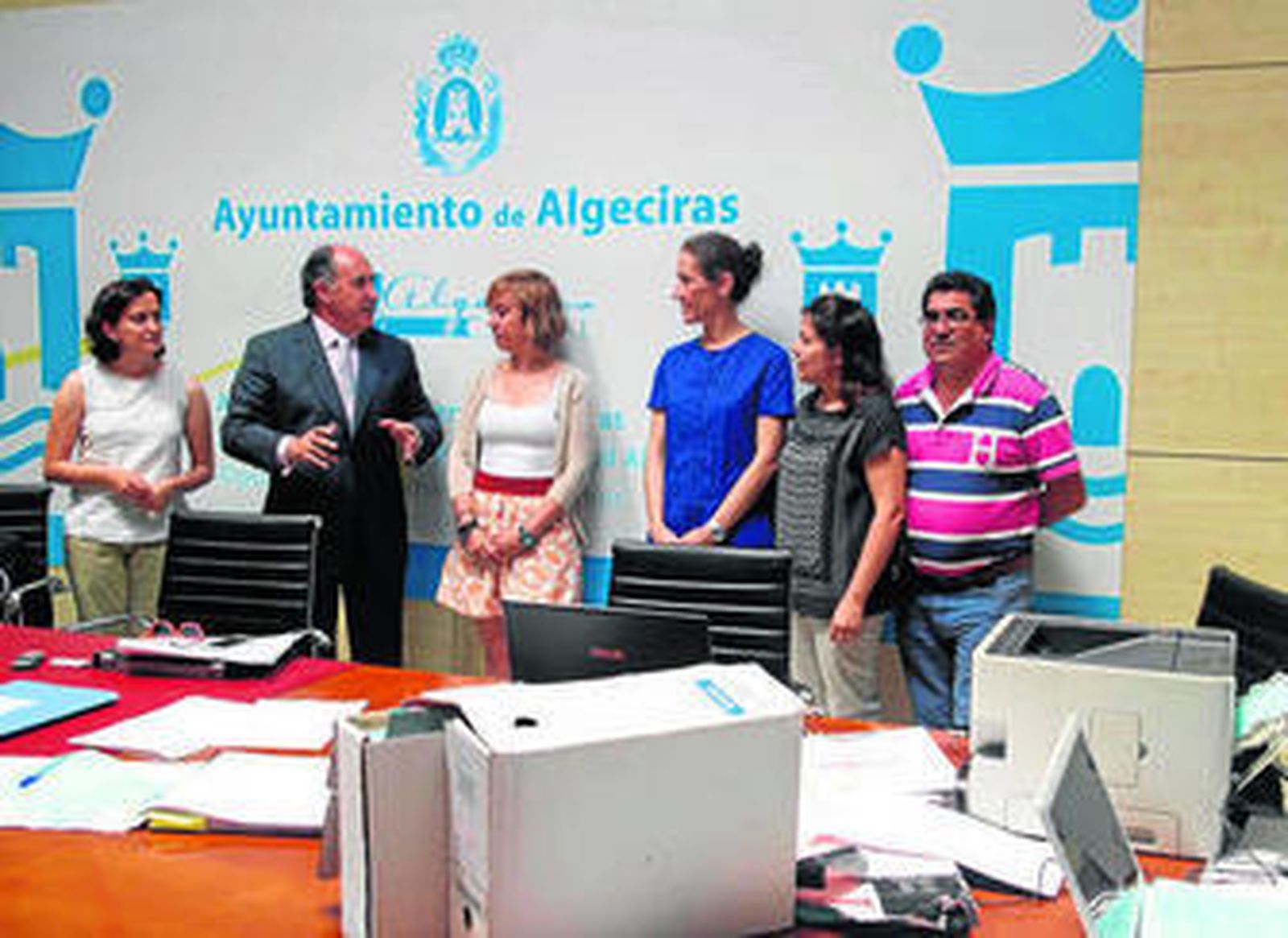 El alcalde saluda a los funcionarios de Adif.