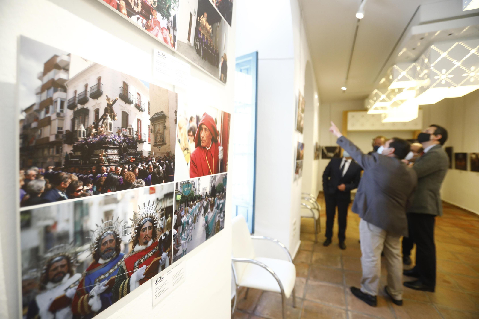 Presentación de la exposición fotográfica 'Miradas de pasión', en fotografías