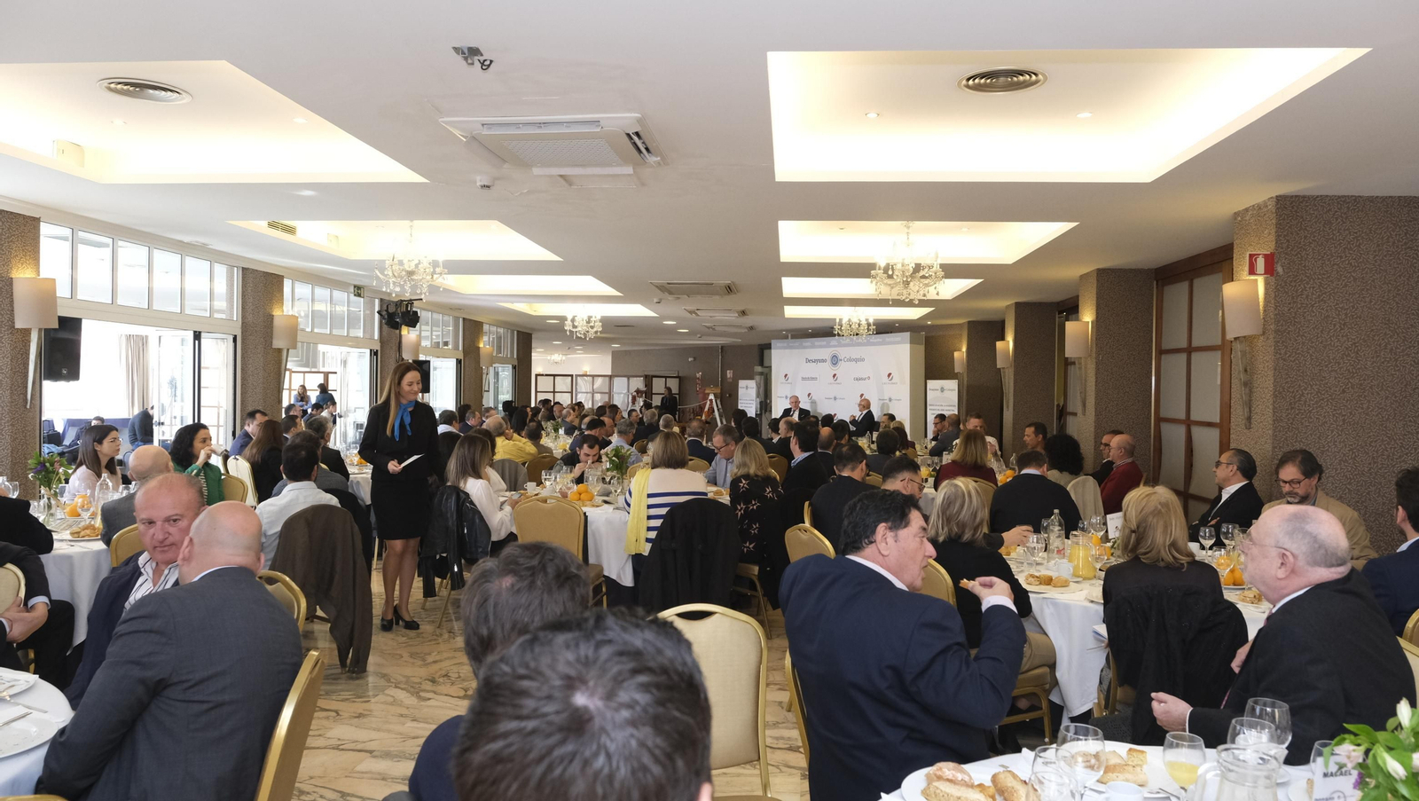 Desayuno coloquio de Grupo Joly y Cajasur, con la participación del ponente Enrique de los Ríos