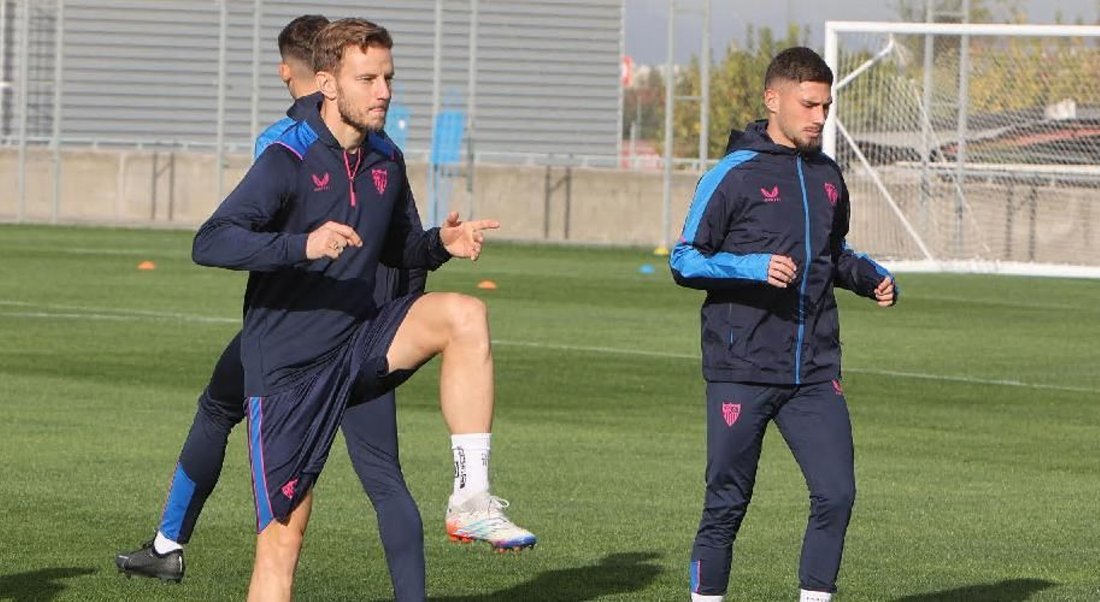 Rakitic y José Angel, en un entrenamiento de la pasada semana.