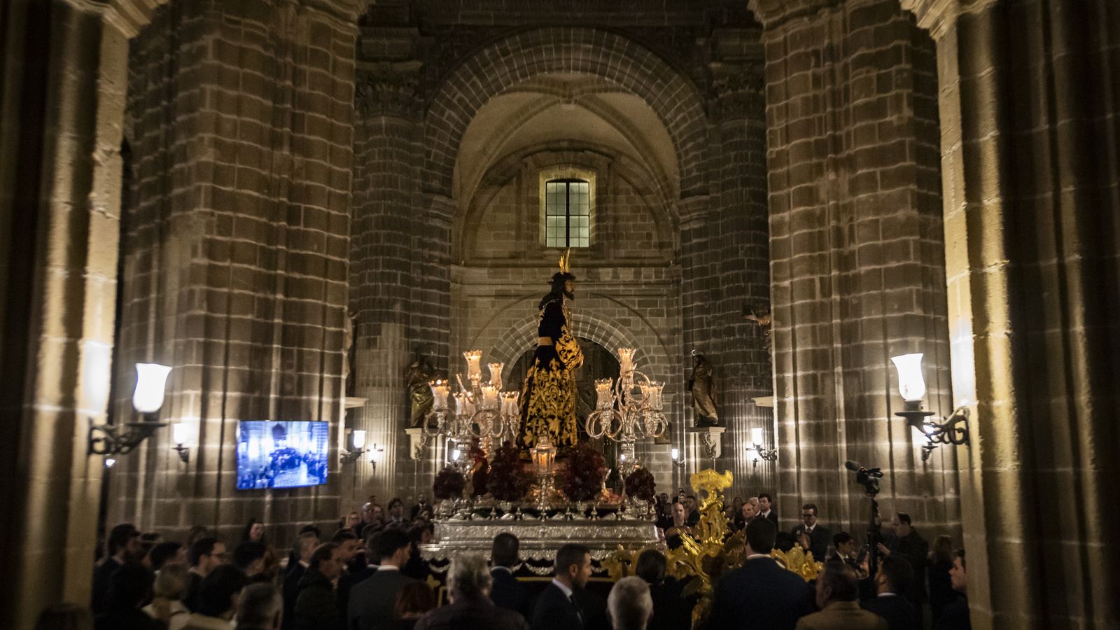 El Señor de la Sentencia, por el interior de la Catedral.