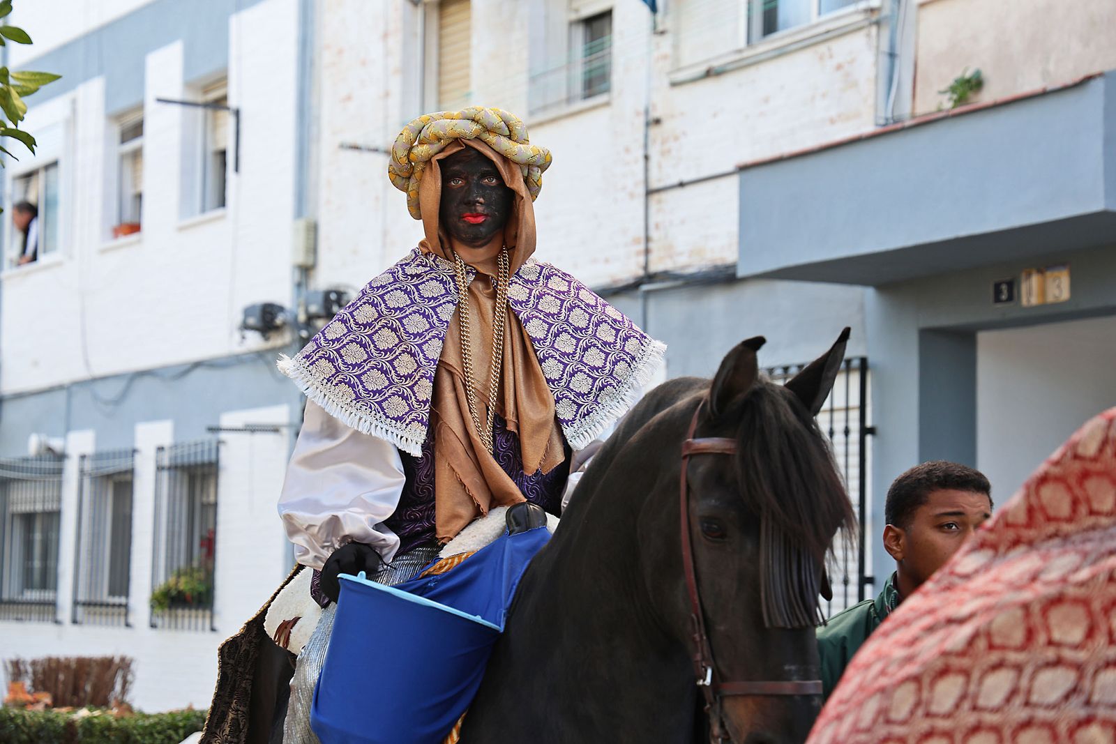 Día de regalos y Reyes Magos por los barrios de la ciudad
