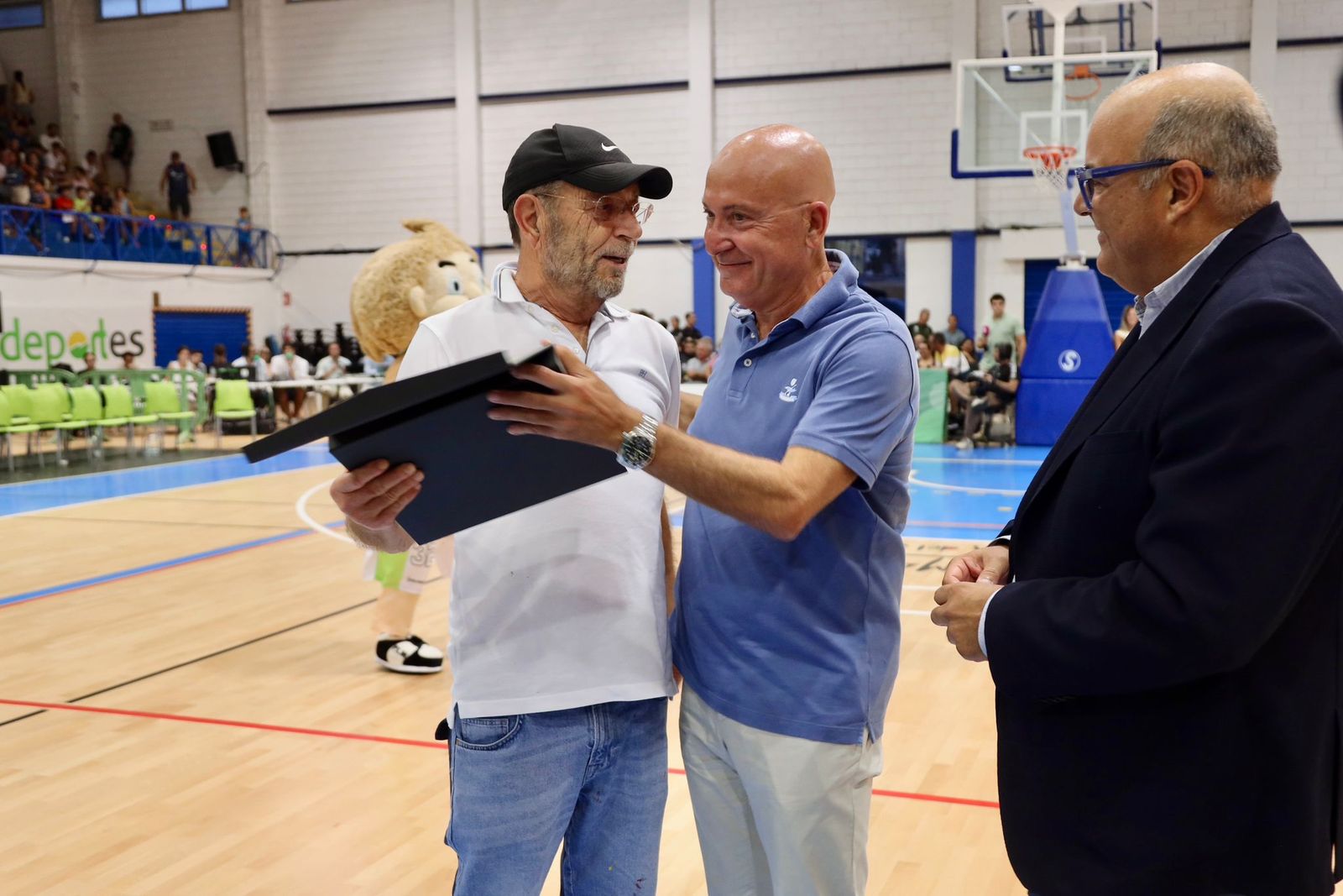 El bonito homenaje a Manolo Rincón durante el Unicaja-Alba