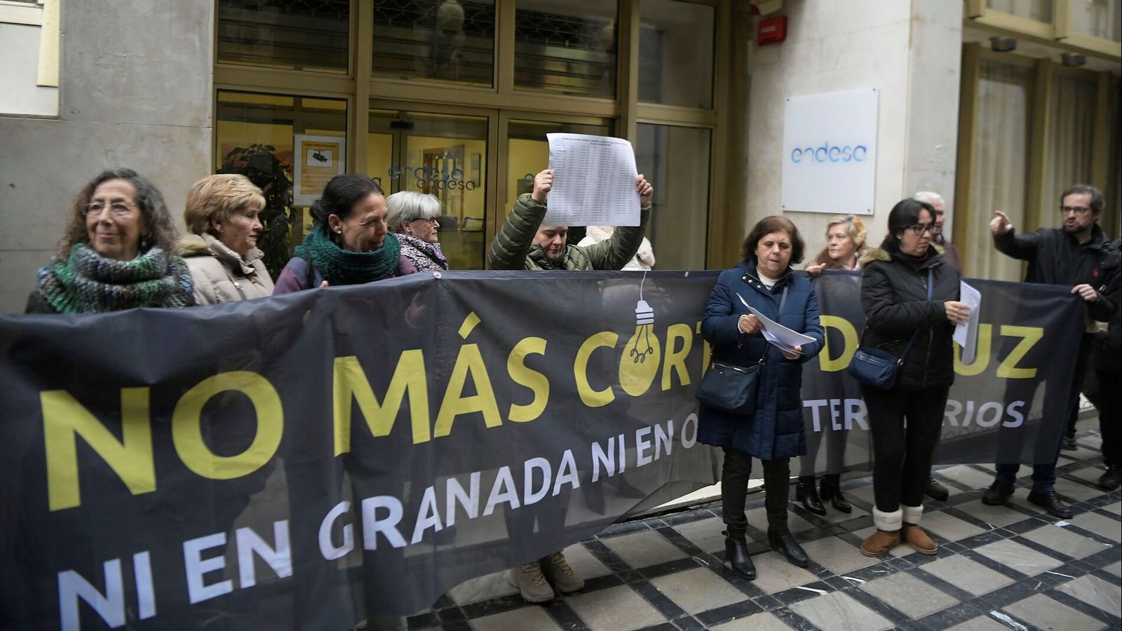 Portavoces de la Plataforma contra los Cortes de Luz, acompañados por vecinos afectados | Imagen de archivo